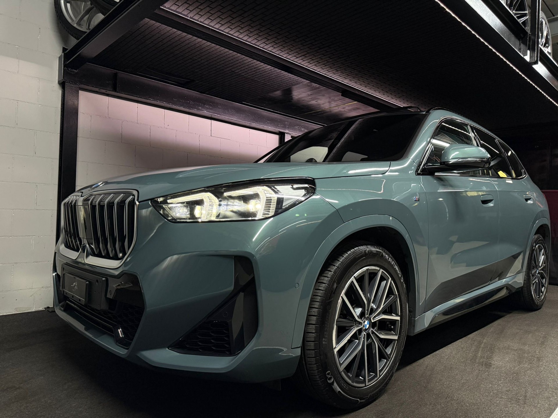 BMW X1 xDrive 23i 48V M Sport * CH-Auto * Panorama * Harman-Kardon * Head-Up Display * Keyless Entry * Driving Assistant PRO.-image-2