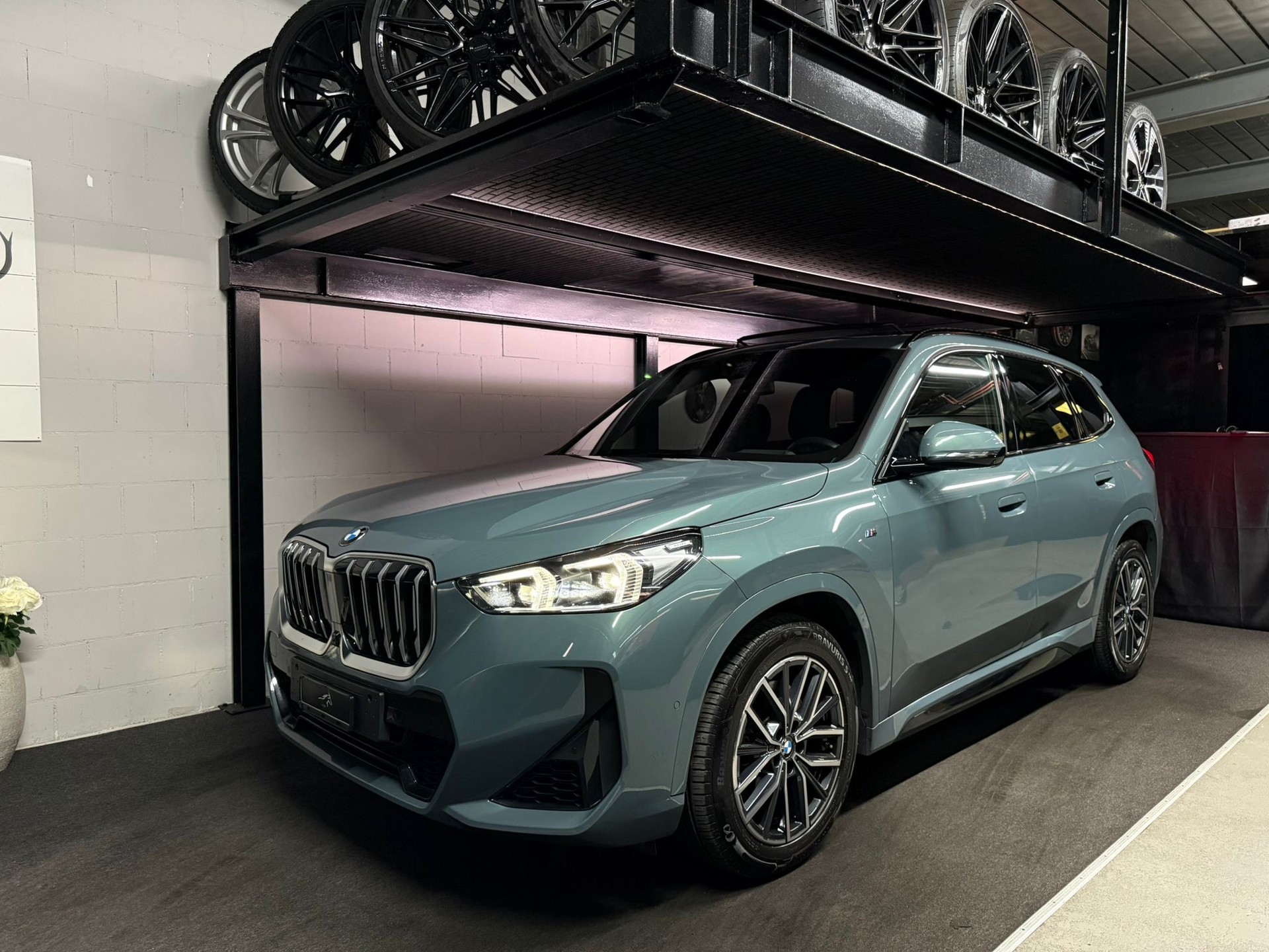 BMW X1 xDrive 23i 48V M Sport * CH-Auto * Panorama * Harman-Kardon * Head-Up Display * Keyless Entry * Driving Assistant PRO.-image-0
