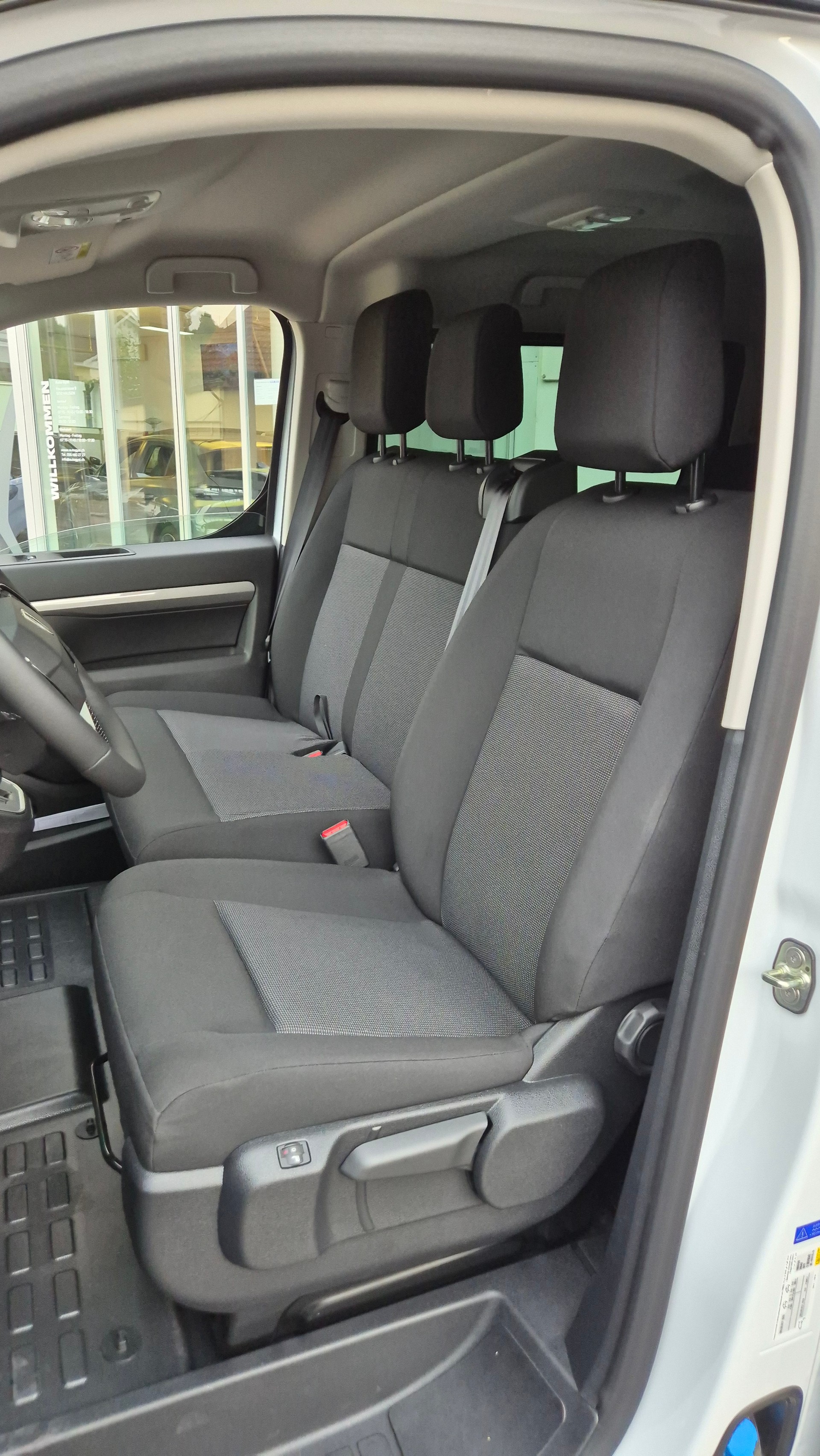 PEUGEOT Traveller 2.0 TDI Business Short Automat Helvetia-image-3