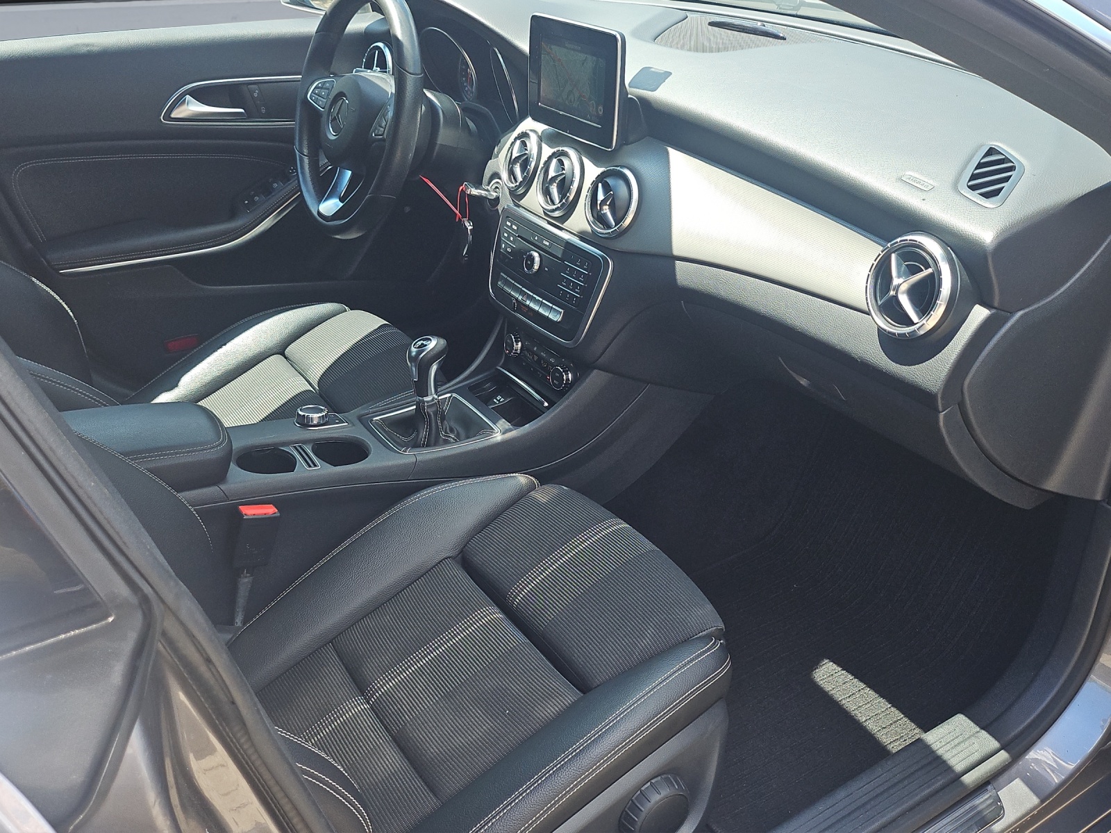 MERCEDES-BENZ CLA Shooting Brake 200 Urban-image-12