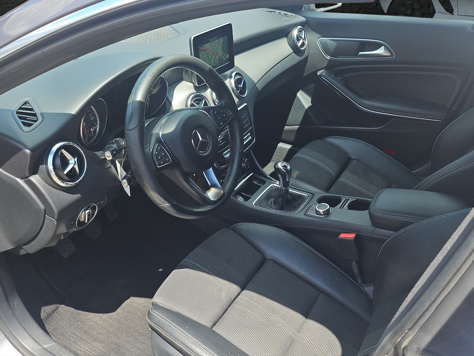 MERCEDES-BENZ CLA Shooting Brake 200 Urban-image-11