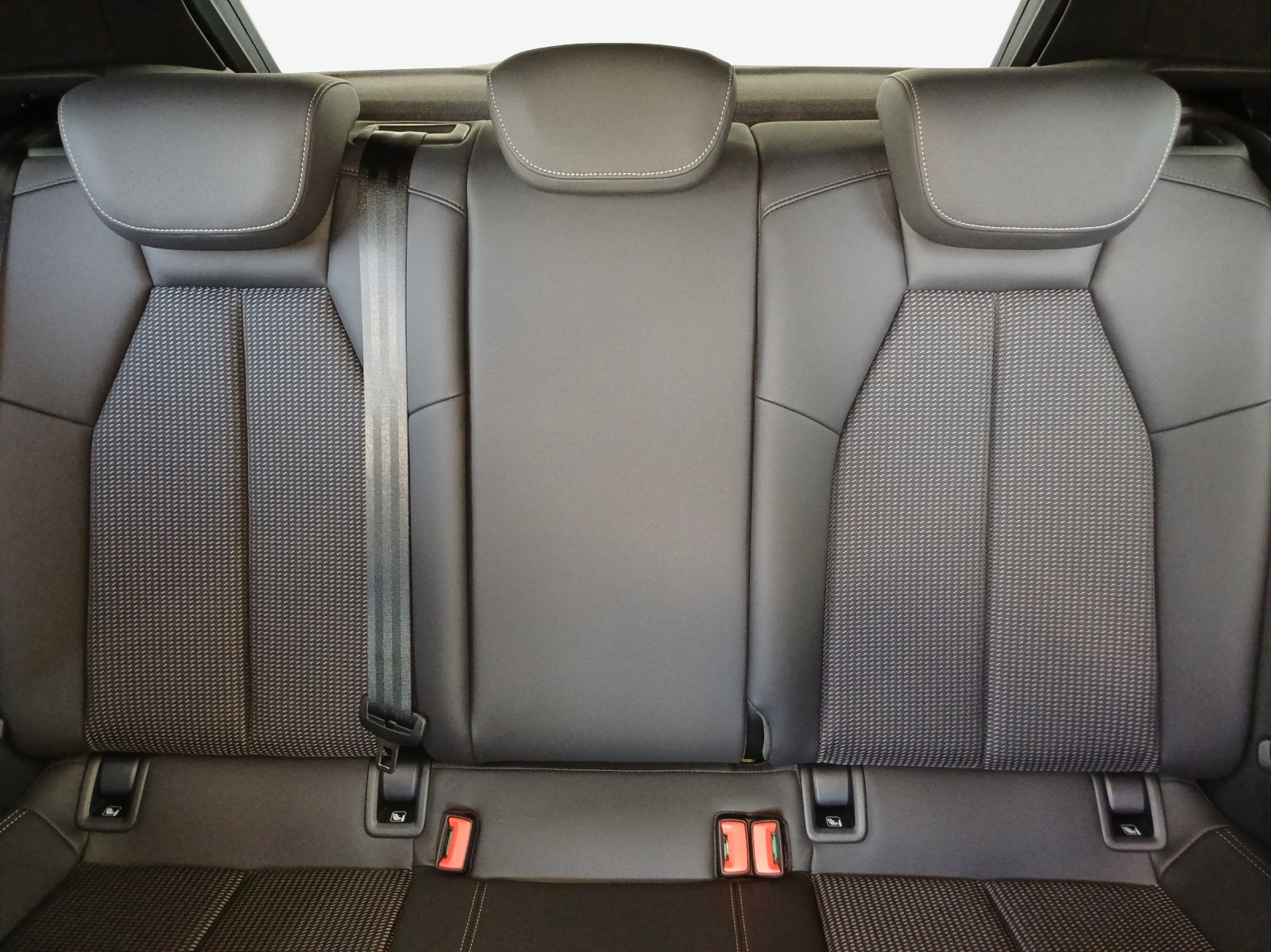 AUDI A3 Sportback TFSI 110 kW S line Attraction S tronic-image-11