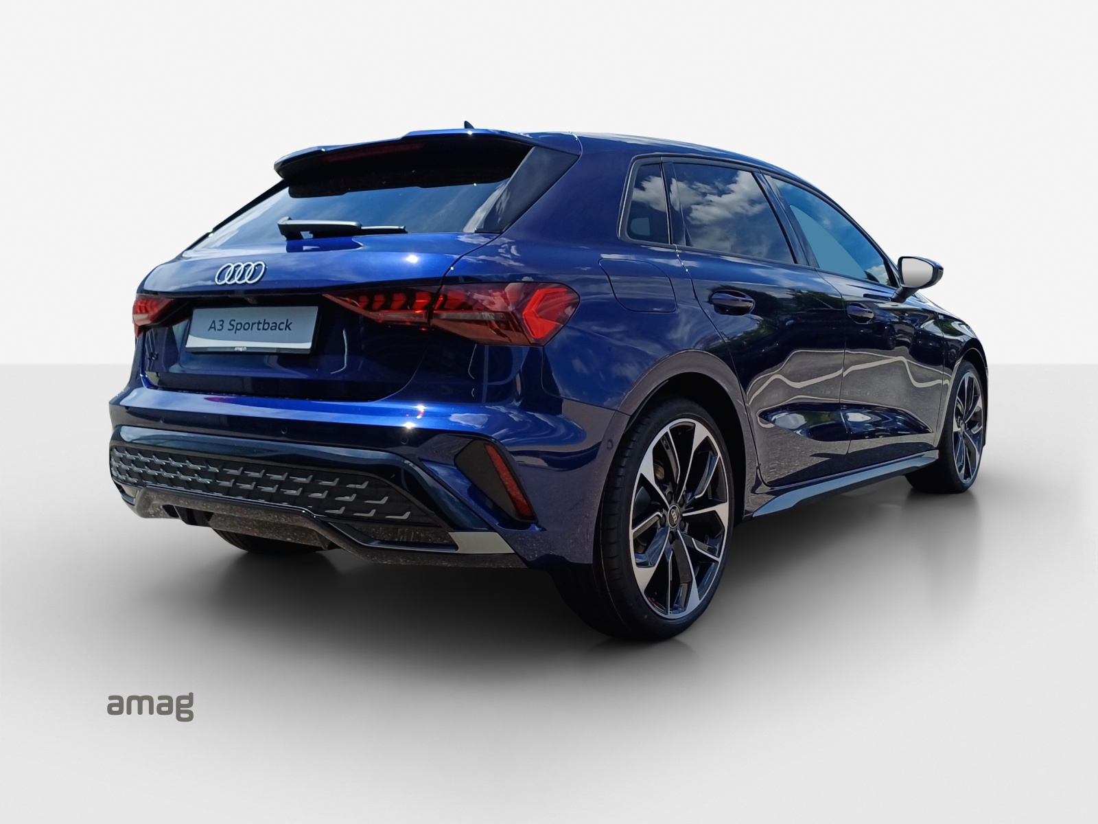 AUDI A3 Sportback TFSI 110 kW S line Attraction S tronic-image-4