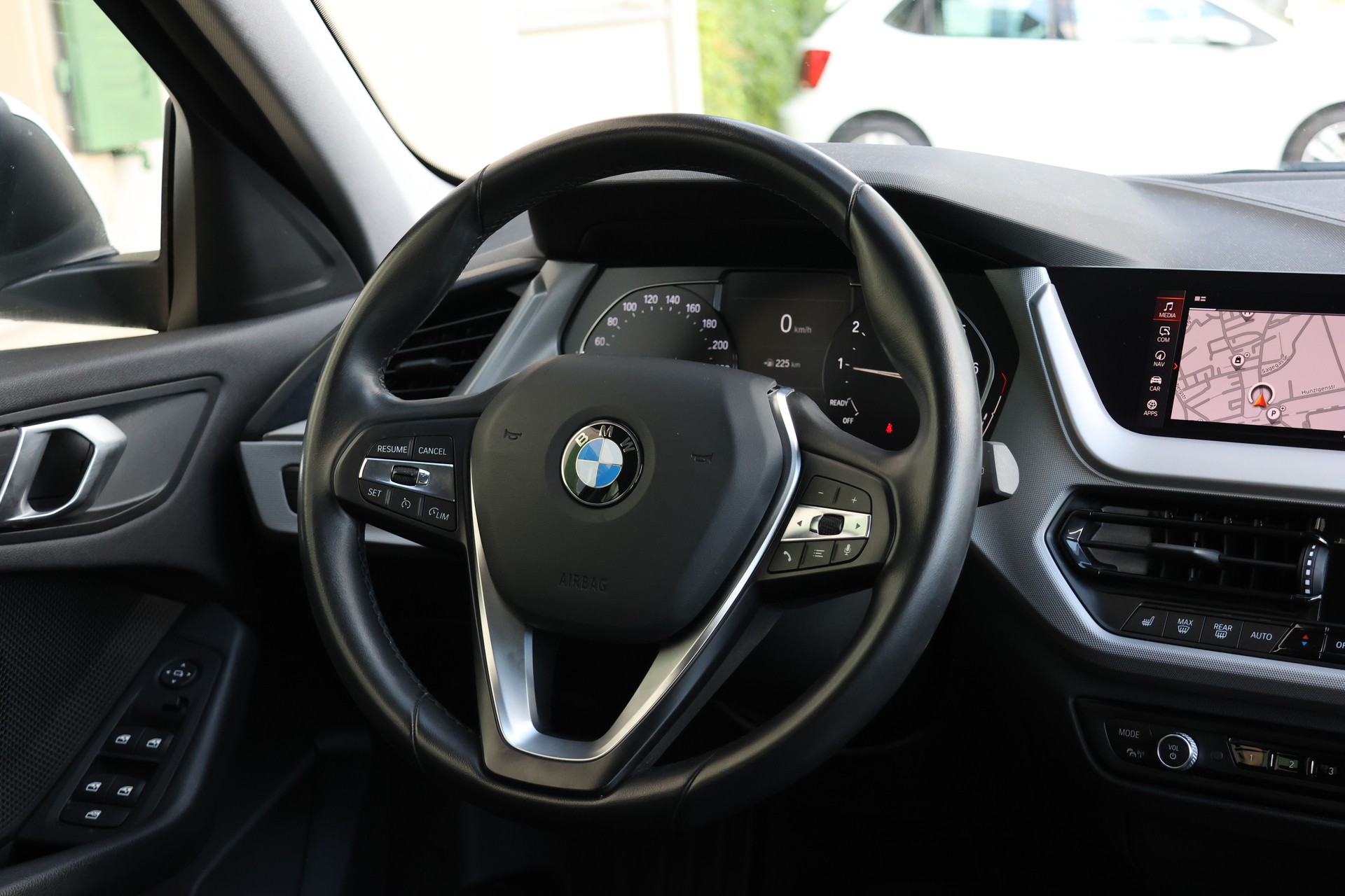 BMW 118i Steptronic Essential Edition-image-10