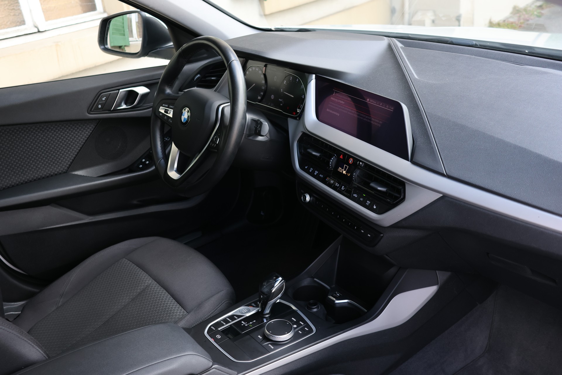 BMW 118i Steptronic Essential Edition-image-7