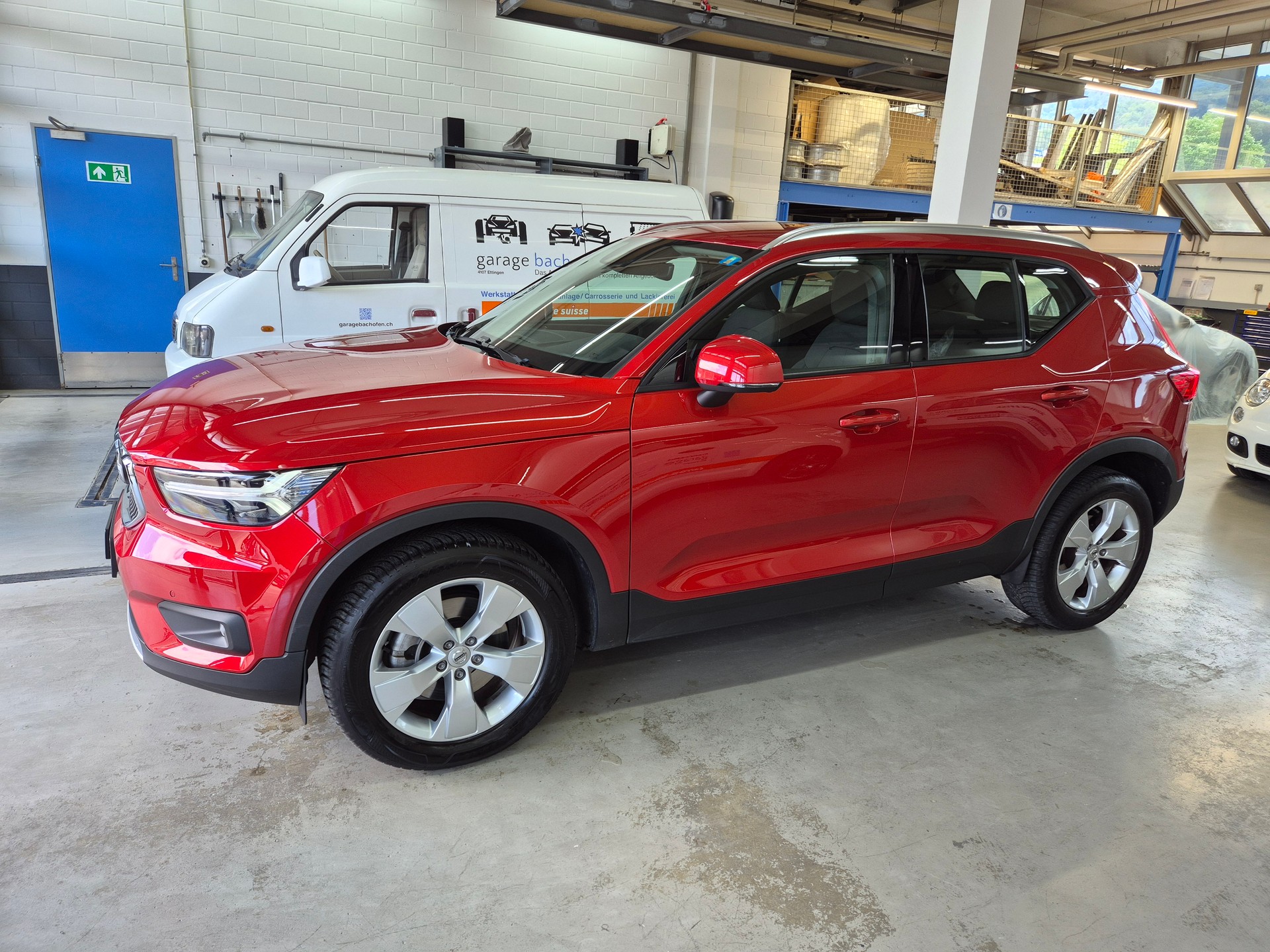 VOLVO XC40 B4 Benzin Mild Hybrid Momentum Geartronic-image-1