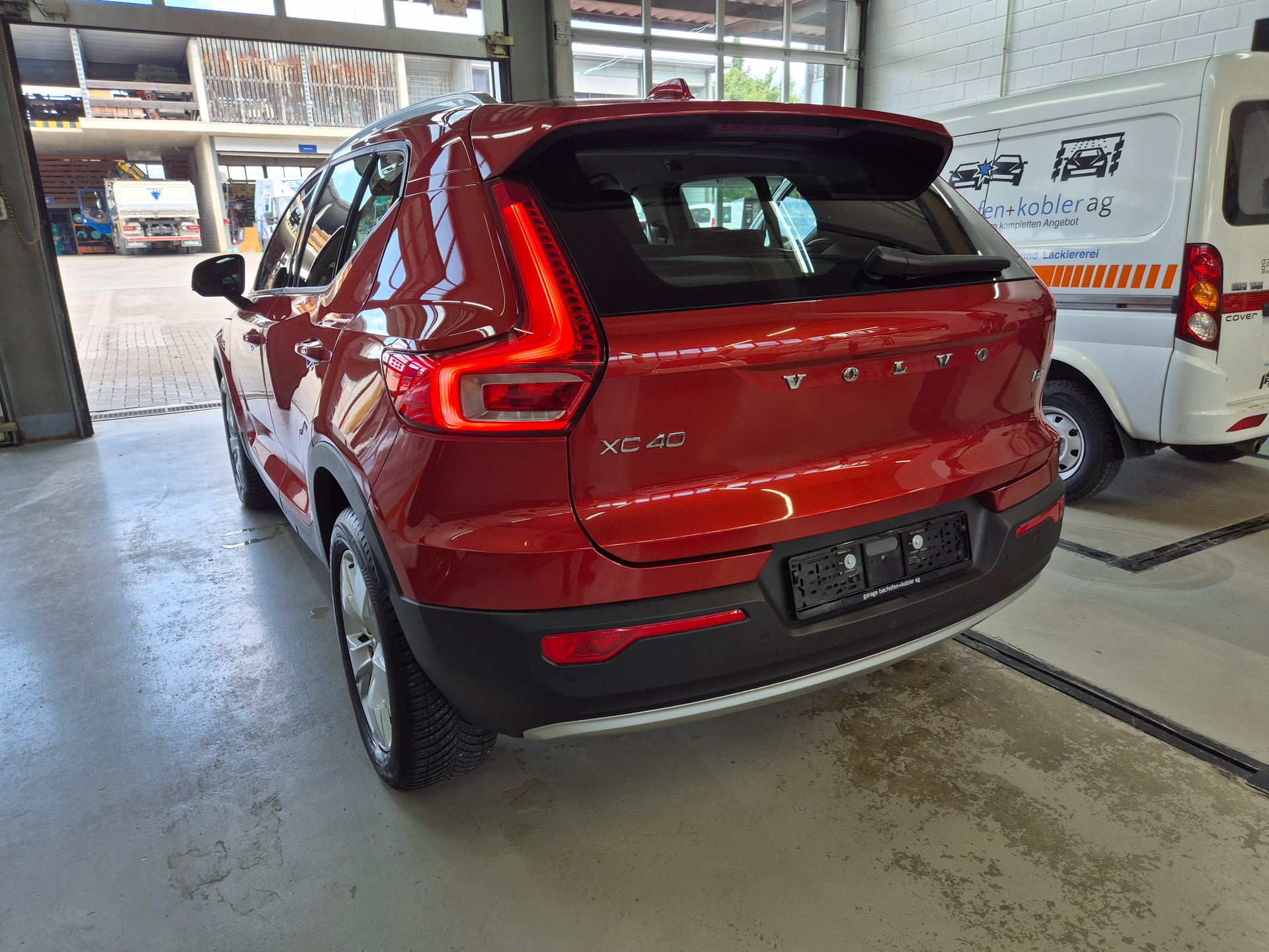 VOLVO XC40 B4 Benzin Mild Hybrid Momentum Geartronic-image-2