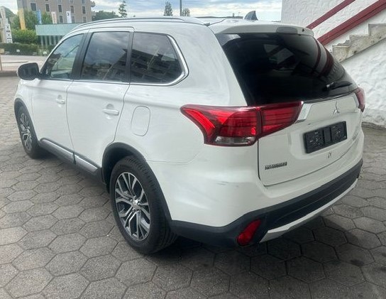 MITSUBISHI Outlander 2.2 Diamond 4WD Automatic-image-3