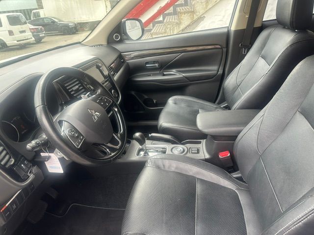 MITSUBISHI Outlander 2.2 DID Diamond 4WD Automatic-image-8