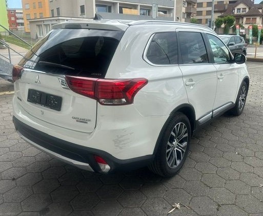 MITSUBISHI Outlander 2.2 Diamond 4WD Automatic-image-2
