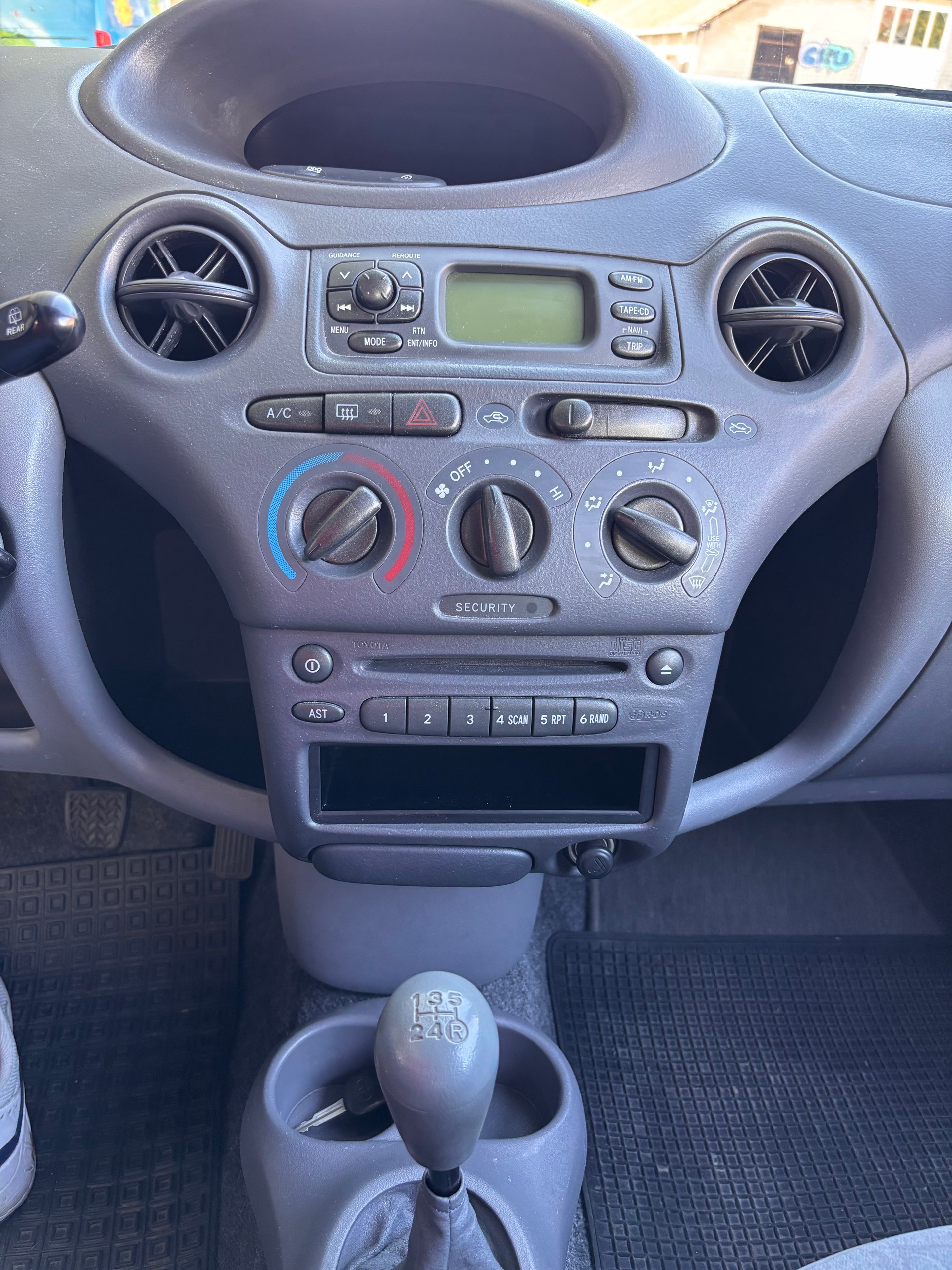 TOYOTA Yaris 1.3 Linea Sol-image-8