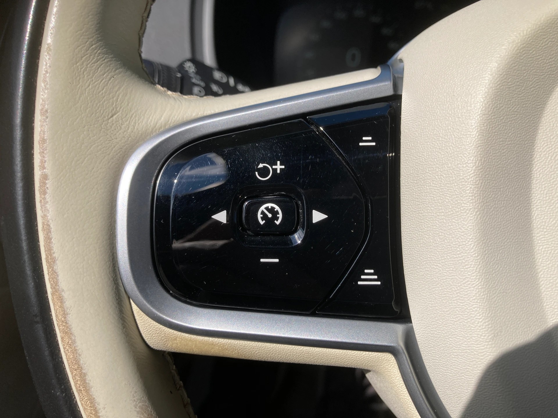 VOLVO XC90 B5 Diesel Mild Hybrid AWD Inscription Geartronic mit Anhängerkupplung-image-14