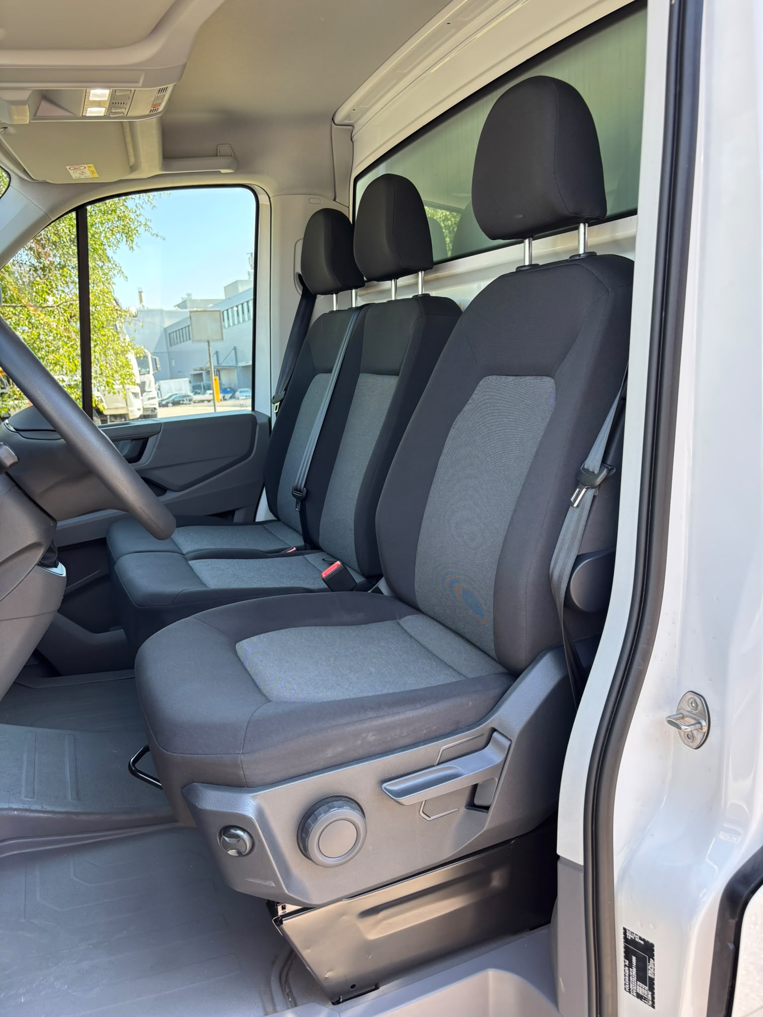 VW Crafter 35 2.0 TDI L4 HD A mit Hebebühne-image-9