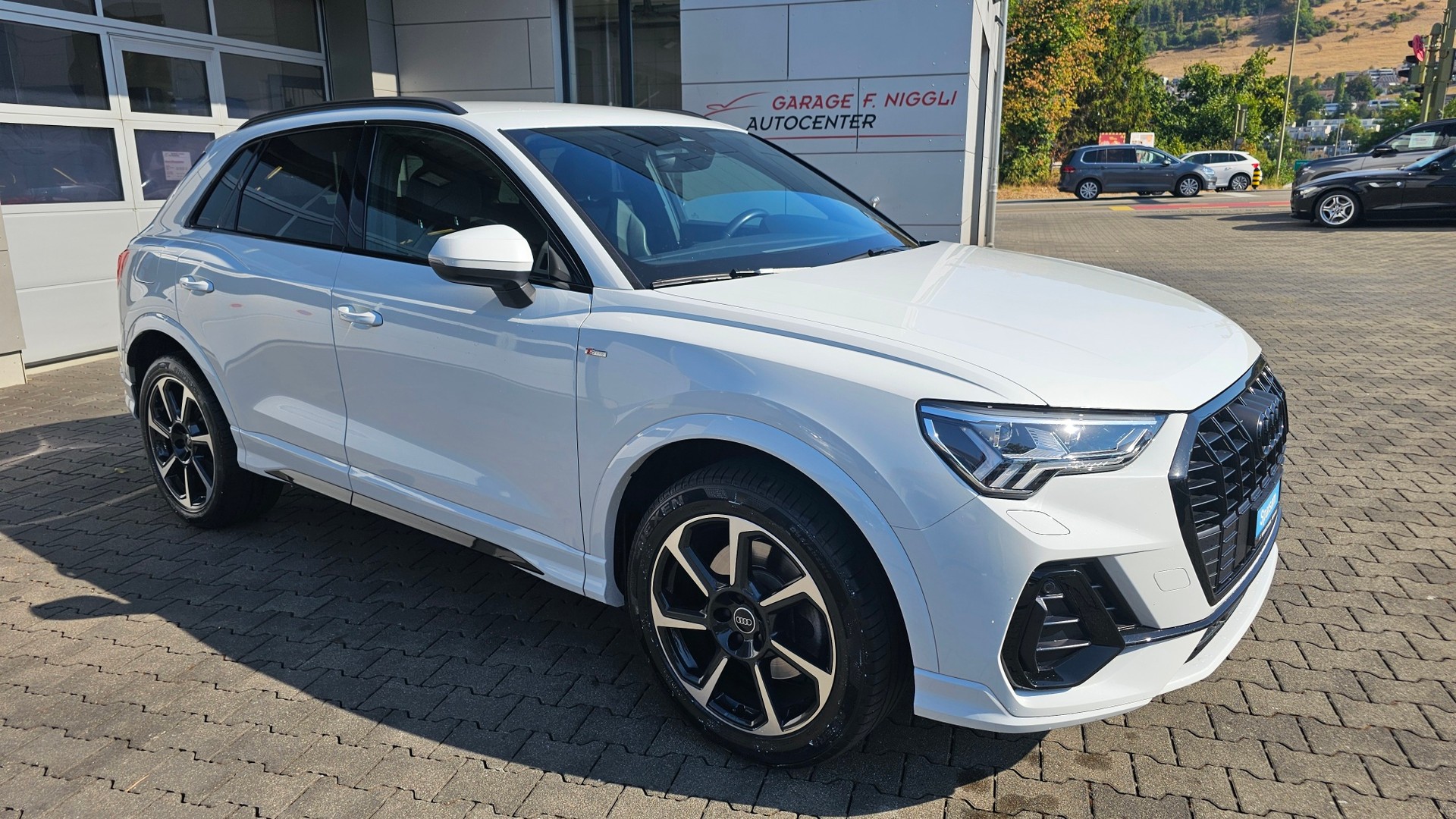 AUDI Q3 45 TFSI e S line S-tronic-image-1