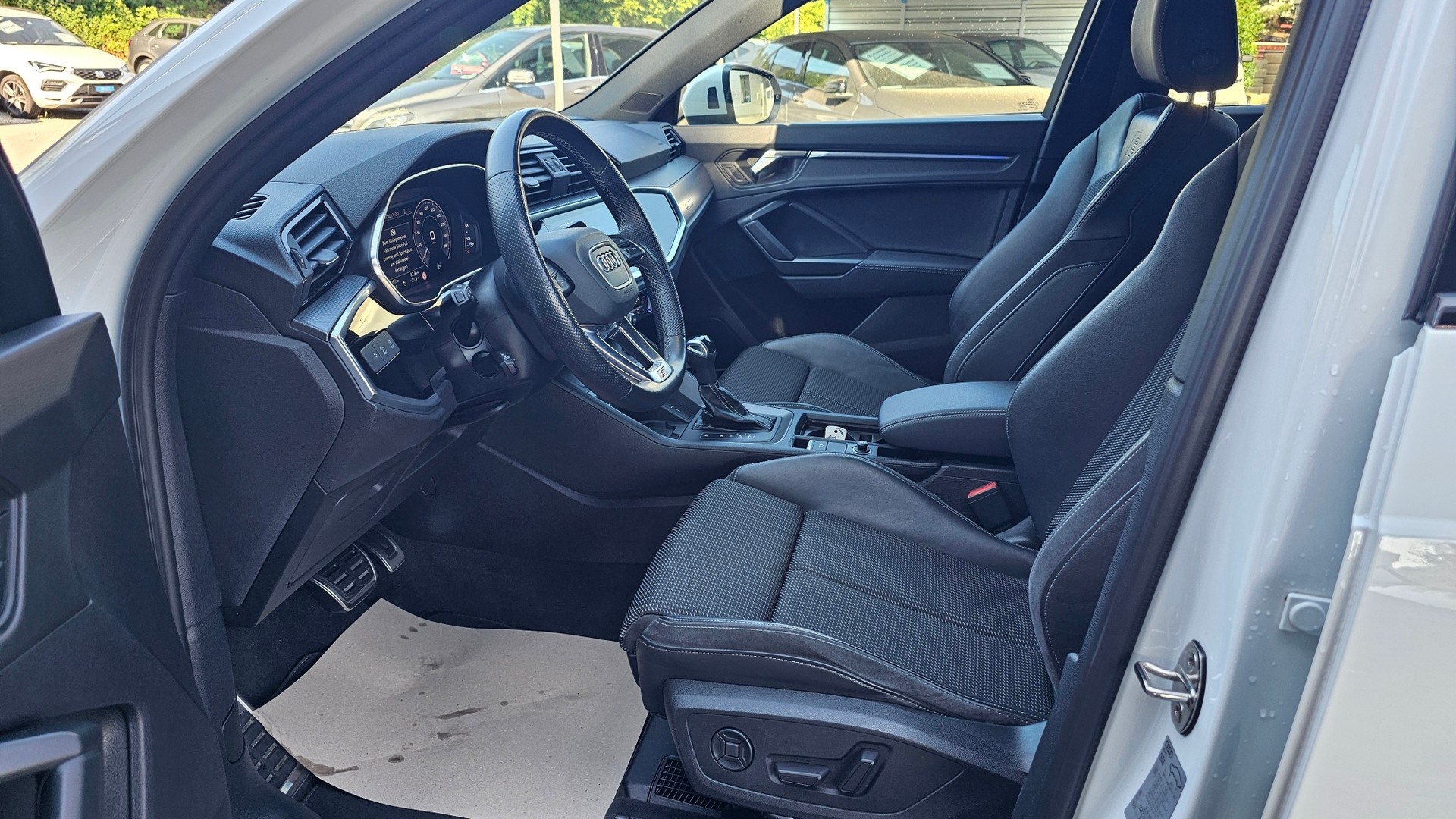 AUDI Q3 45 TFSI e S line S-tronic-image-19