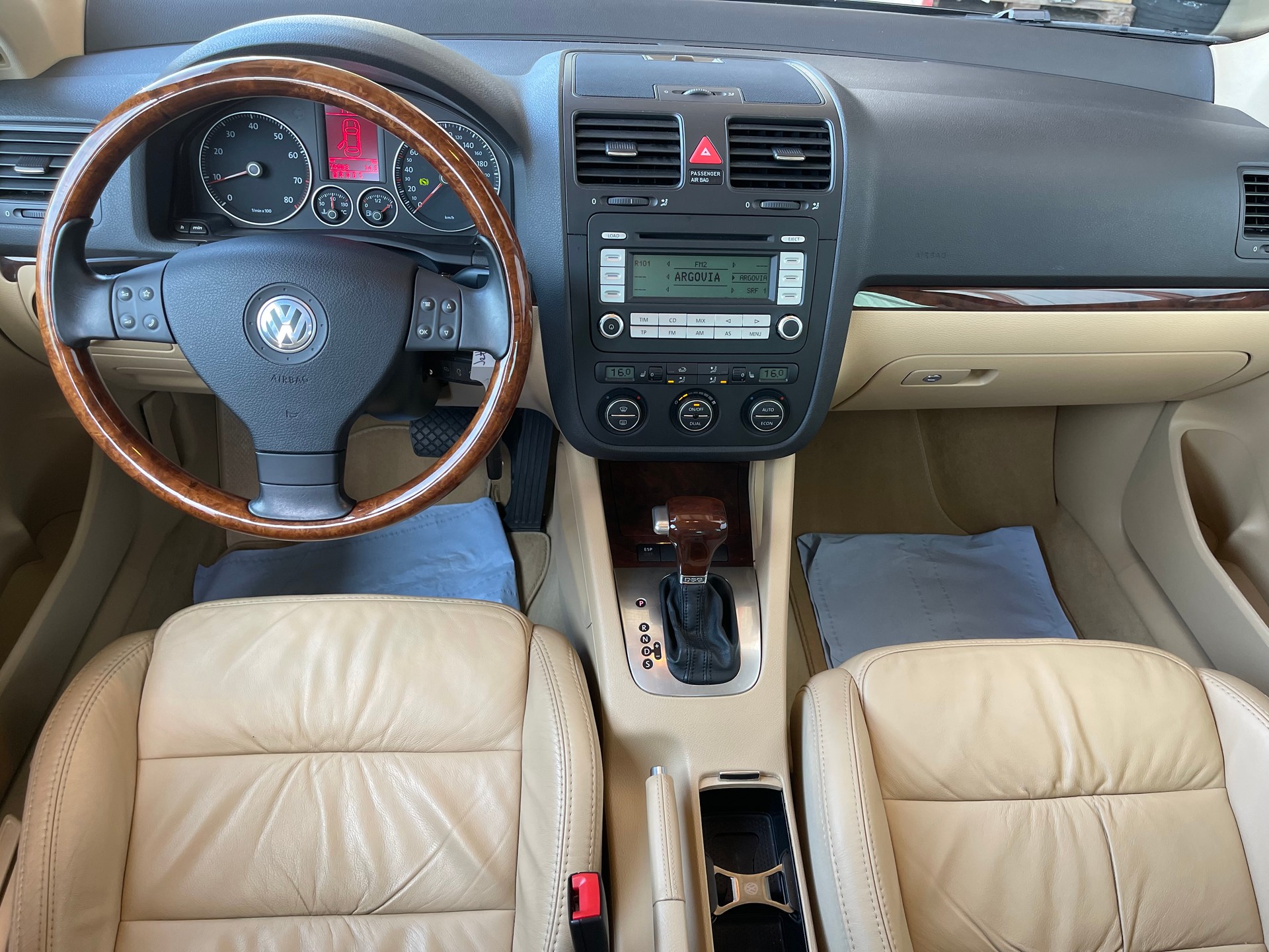 VW Jetta 2.0 FSI Turbo Sportline-image-12