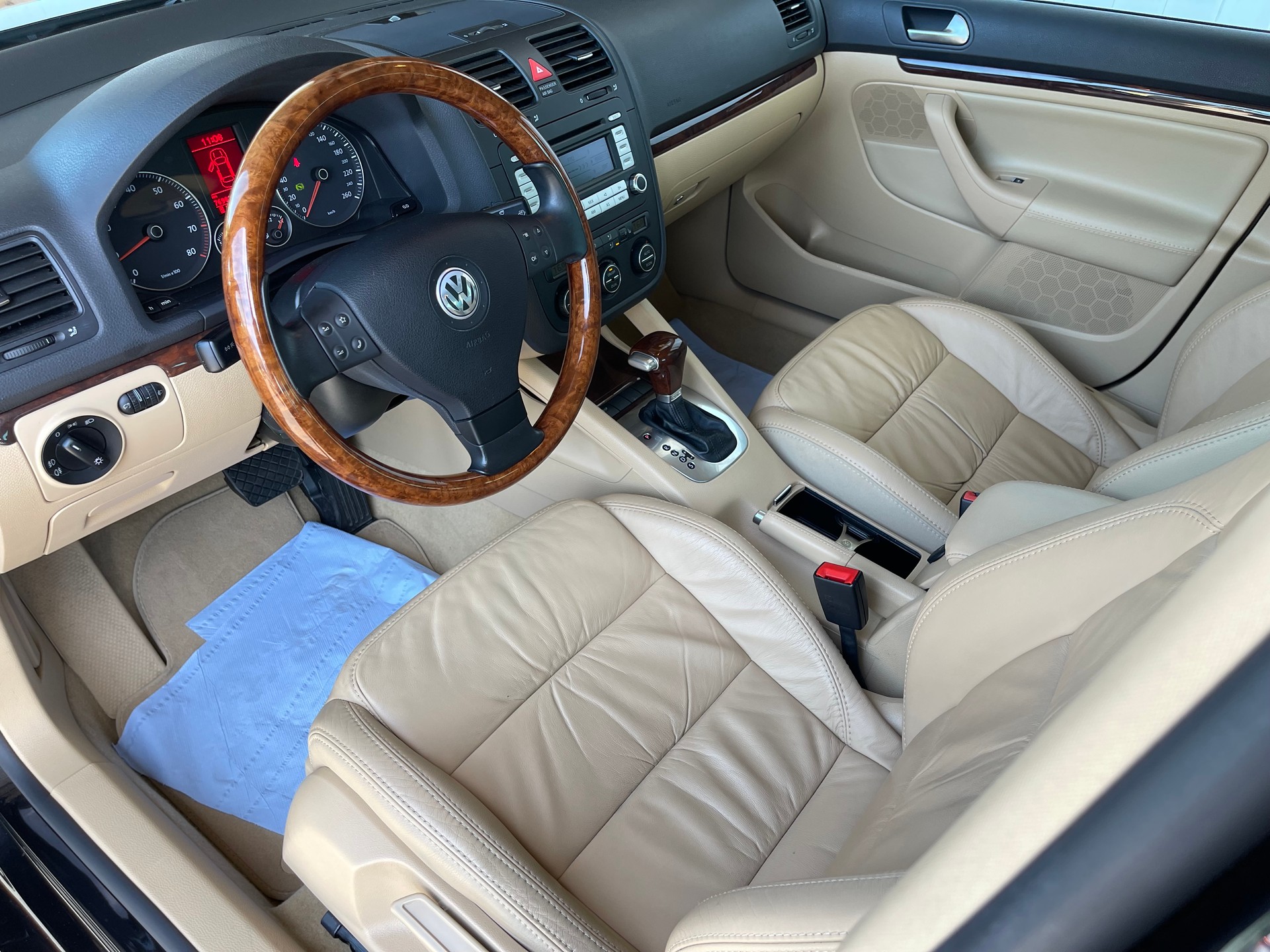 VW Jetta 2.0 FSI Turbo Sportline-image-13