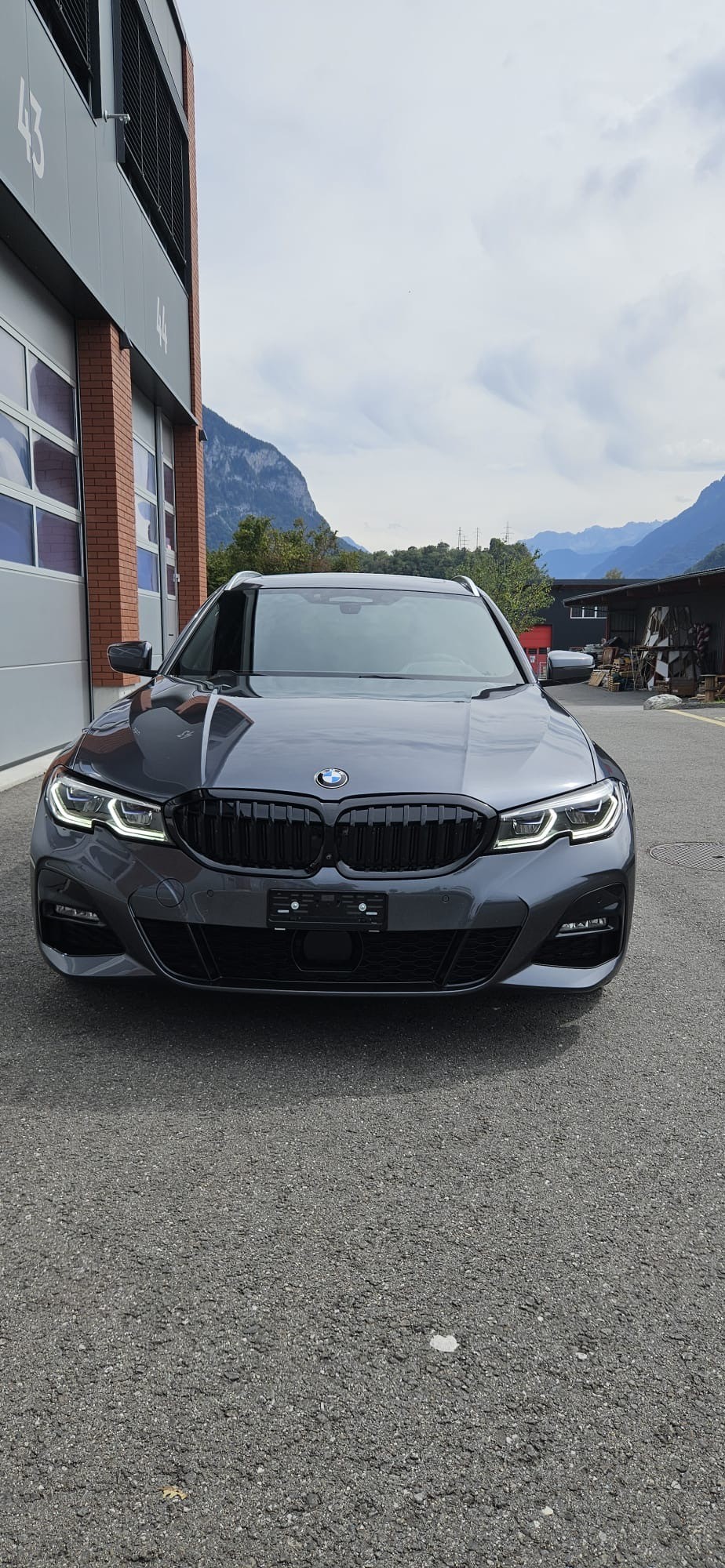 BMW 320d xDrive Touring M Sport Steptronic-image-2