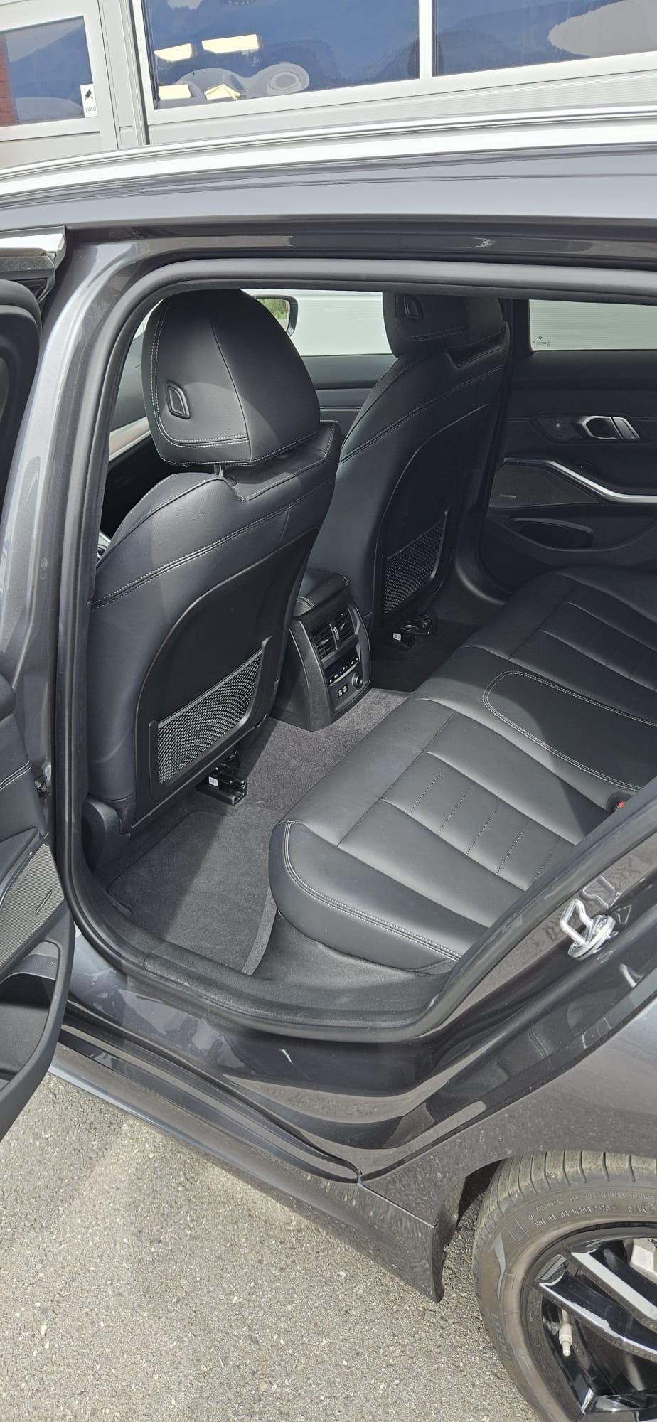 BMW 320d xDrive Touring M Sport Steptronic-image-3