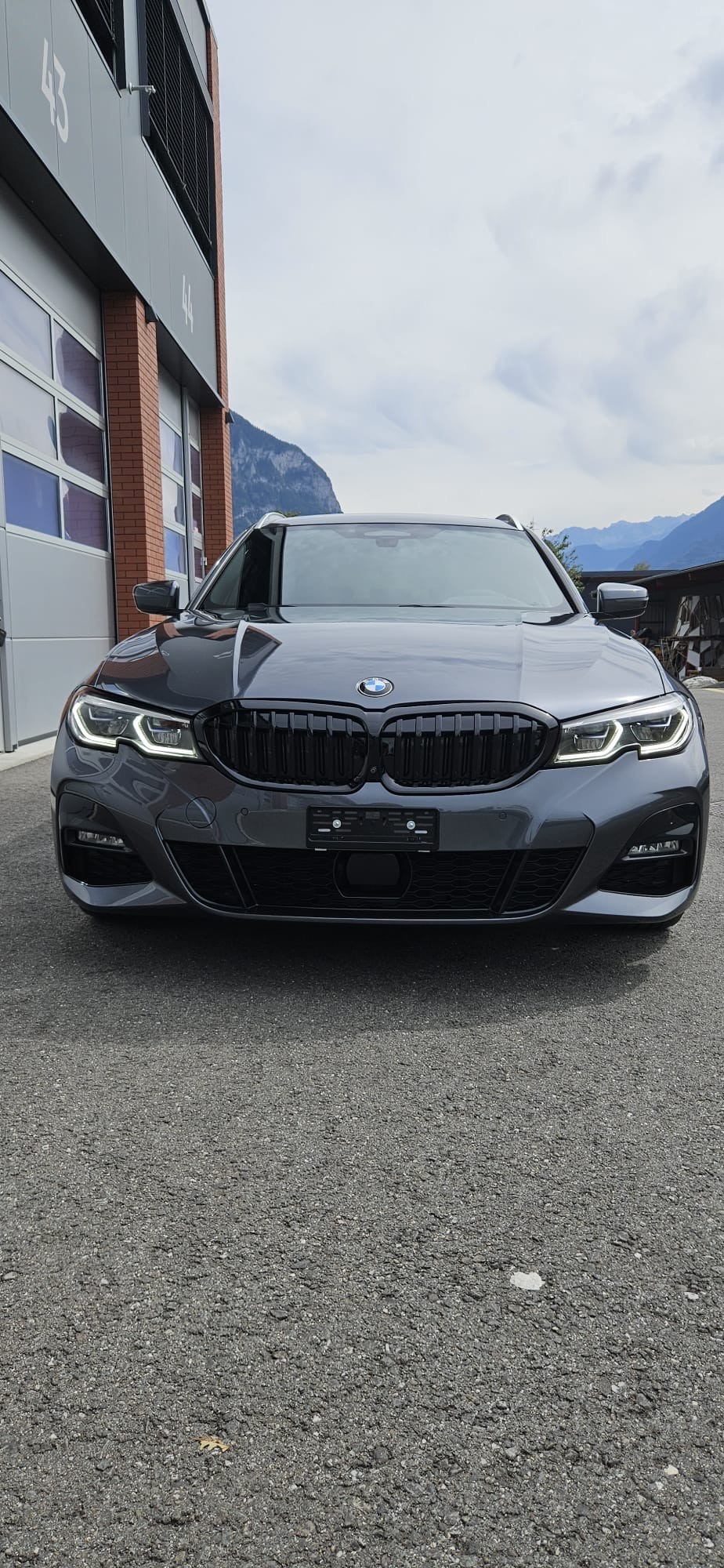 BMW 320d xDrive Touring M Sport Steptronic-image-0