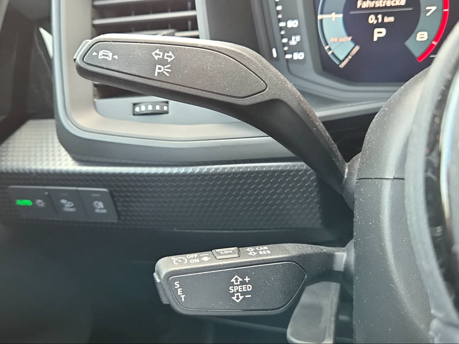 AUDI A1 Sportback 30 TFSI Attraction S-tronic Pythongelb Metallic-image-16