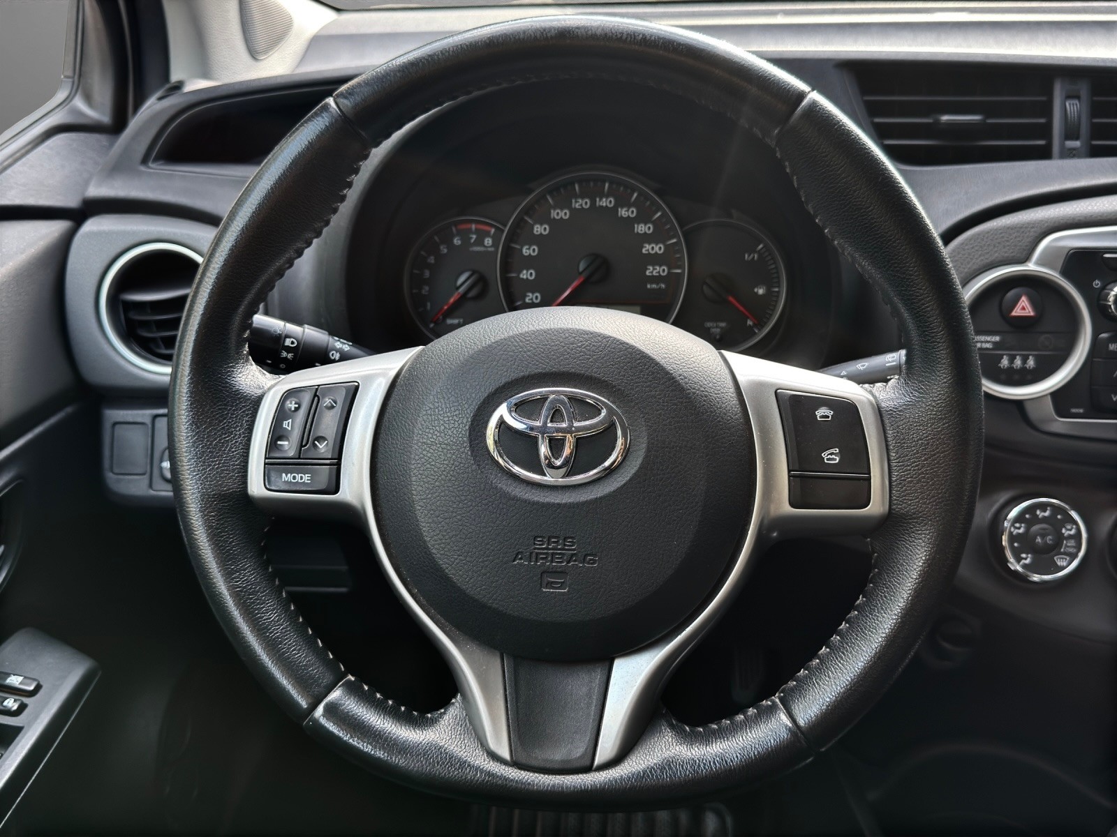 TOYOTA Yaris 1.33 Luna-image-9