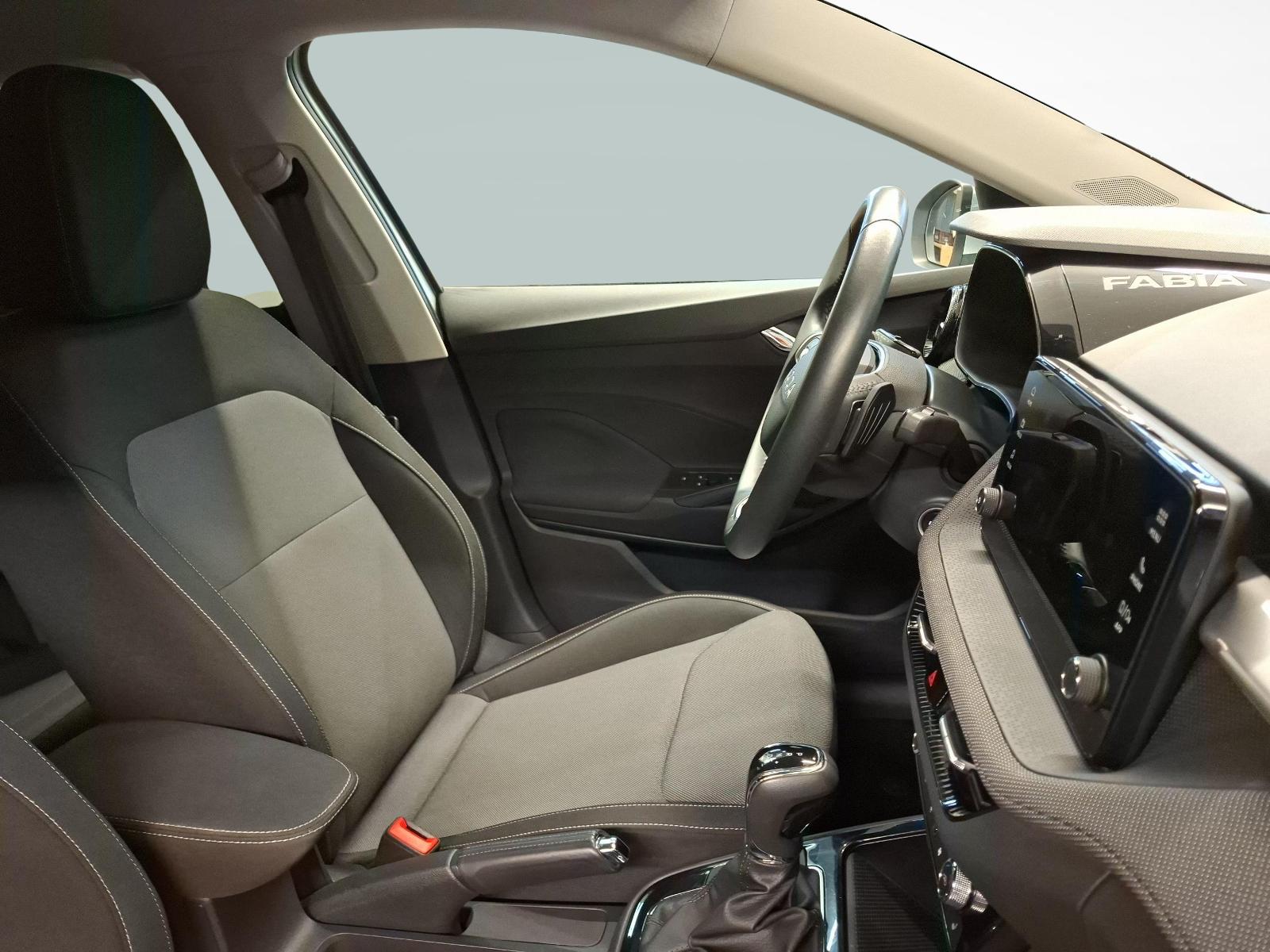 SKODA Fabia 1.0 TSI Selection DSG-image-9