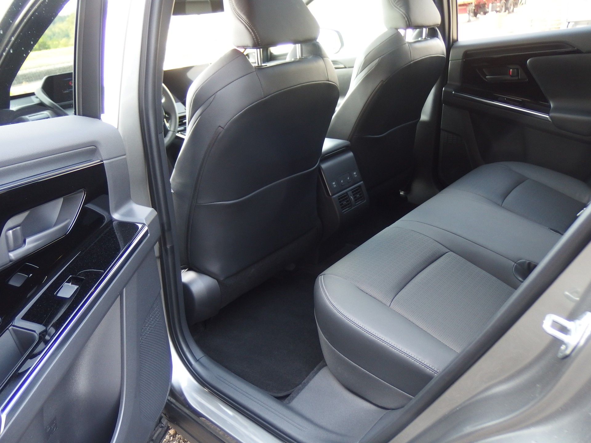 TOYOTA bZ4X Premium 71,4 kWh 4WD-image-8