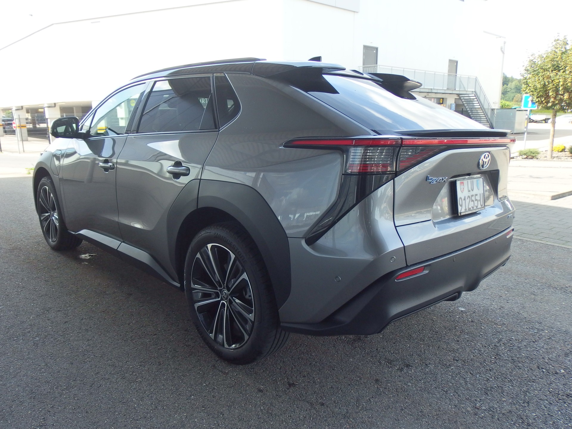 TOYOTA bZ4X Premium 71,4 kWh 4WD-image-2
