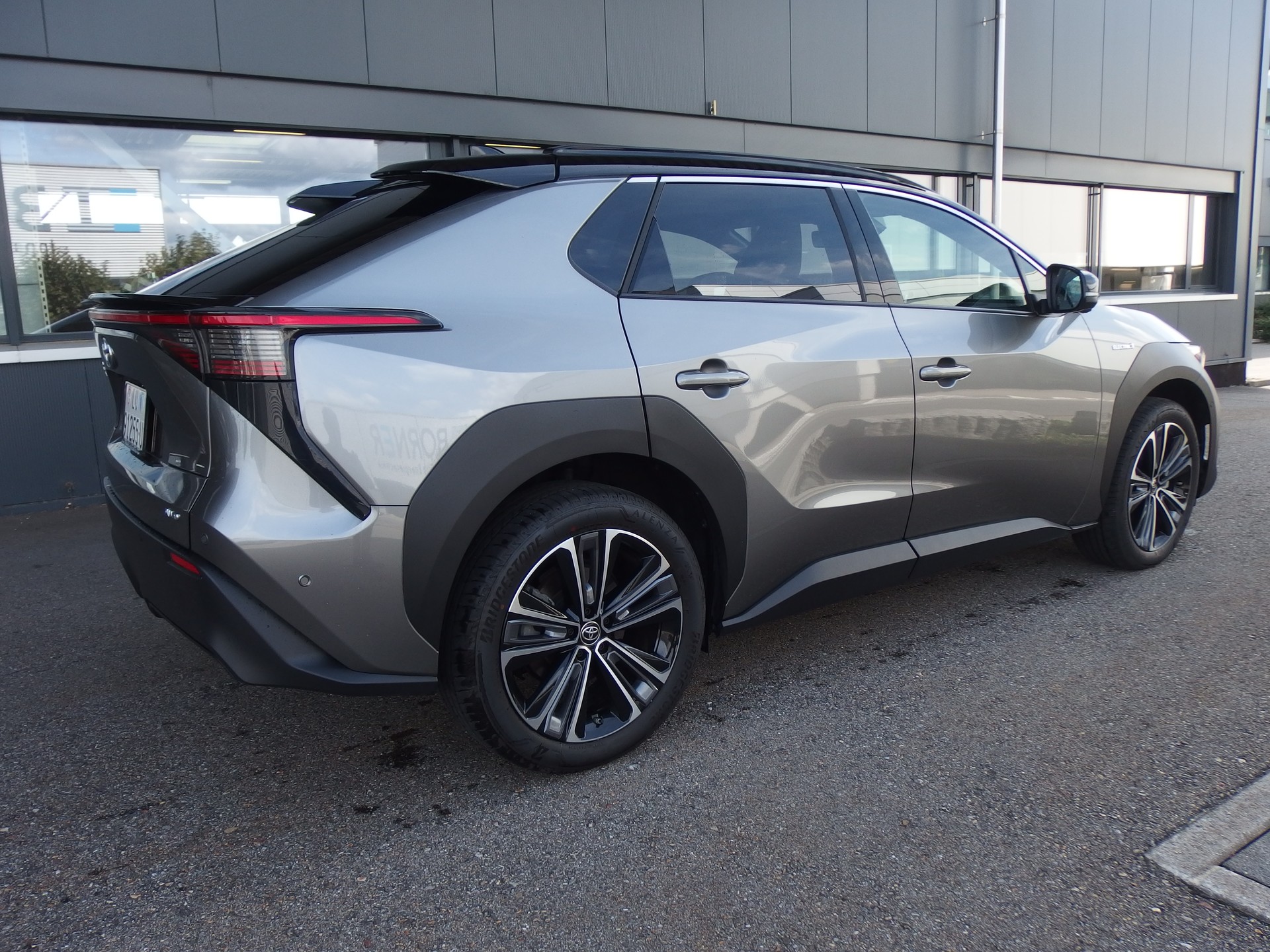 TOYOTA bZ4X Premium 71,4 kWh 4WD-image-1