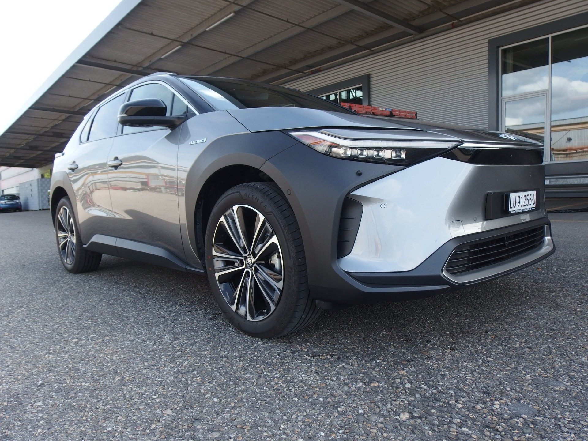 TOYOTA bZ4X Premium 71,4 kWh 4WD-image-5