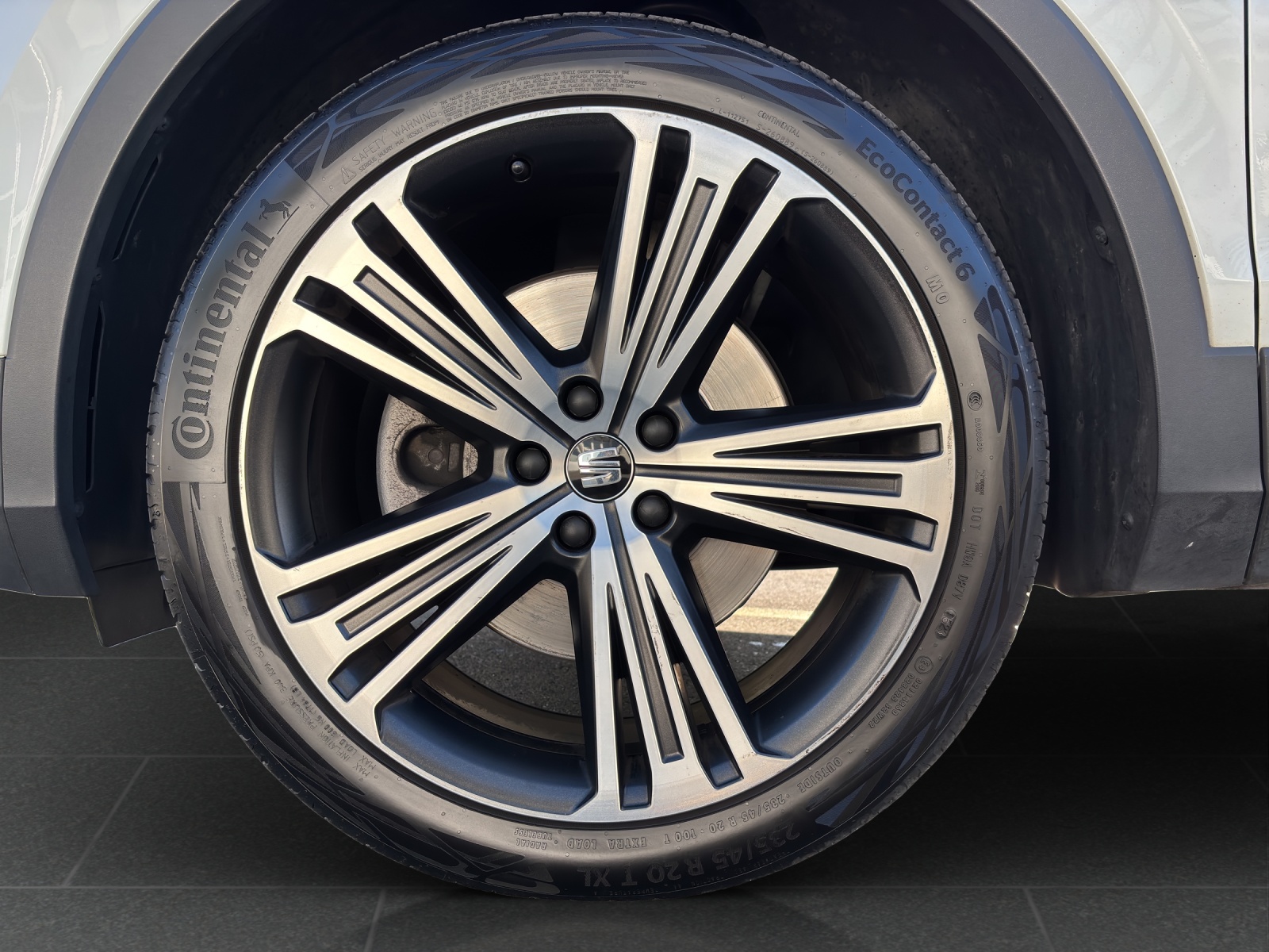 SEAT Tarraco 2.0TSI Xcellence 4Drive DSG mit 7 Sitzen, Panorama-Ausstell-/Schiebedach & Winterräder-image-10