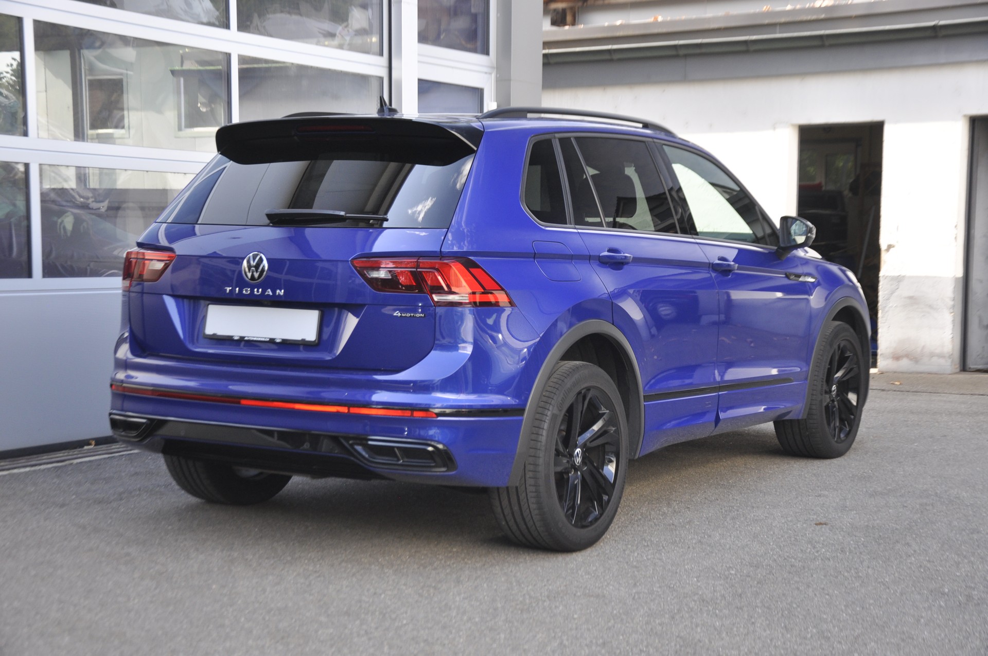 VW Tiguan 2.0 TDI SCR R-Line 4Motion DSG-image-2