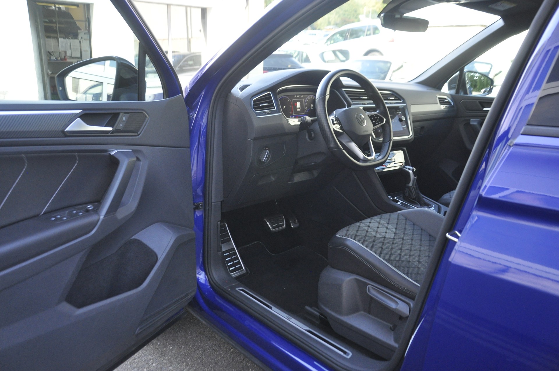 VW Tiguan 2.0 TDI SCR R-Line 4Motion DSG-image-3