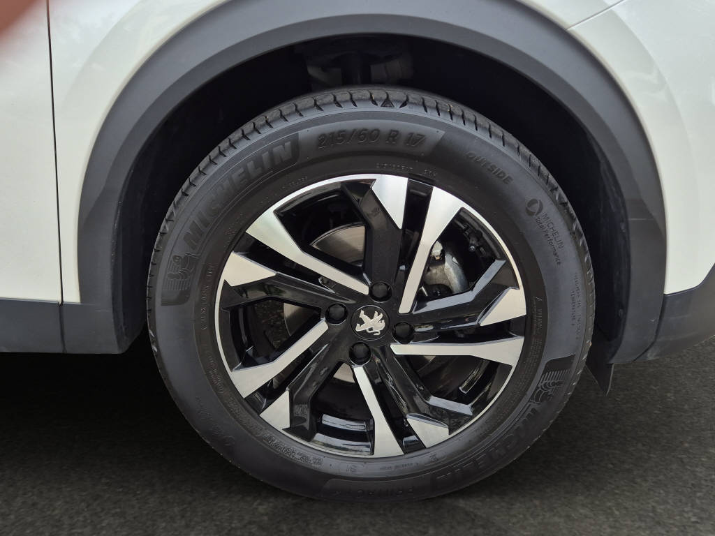 PEUGEOT 2008 1.2 PureTech 130 Allure-image-4