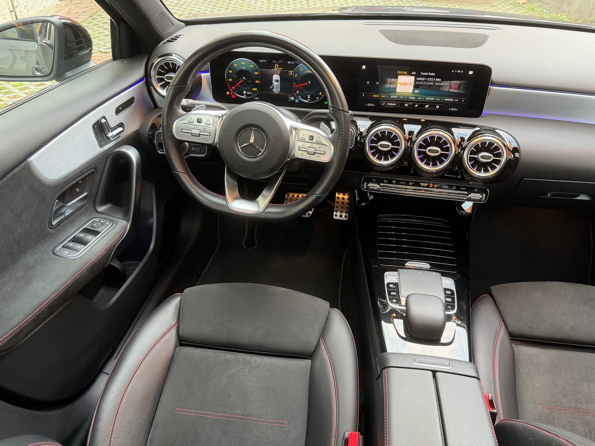 MERCEDES-BENZ A 200 AMG Line 7G-DCT-image-9