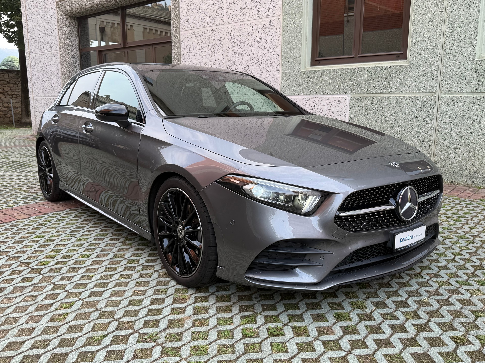 MERCEDES-BENZ A 200 AMG Line 7G-DCT-image-2