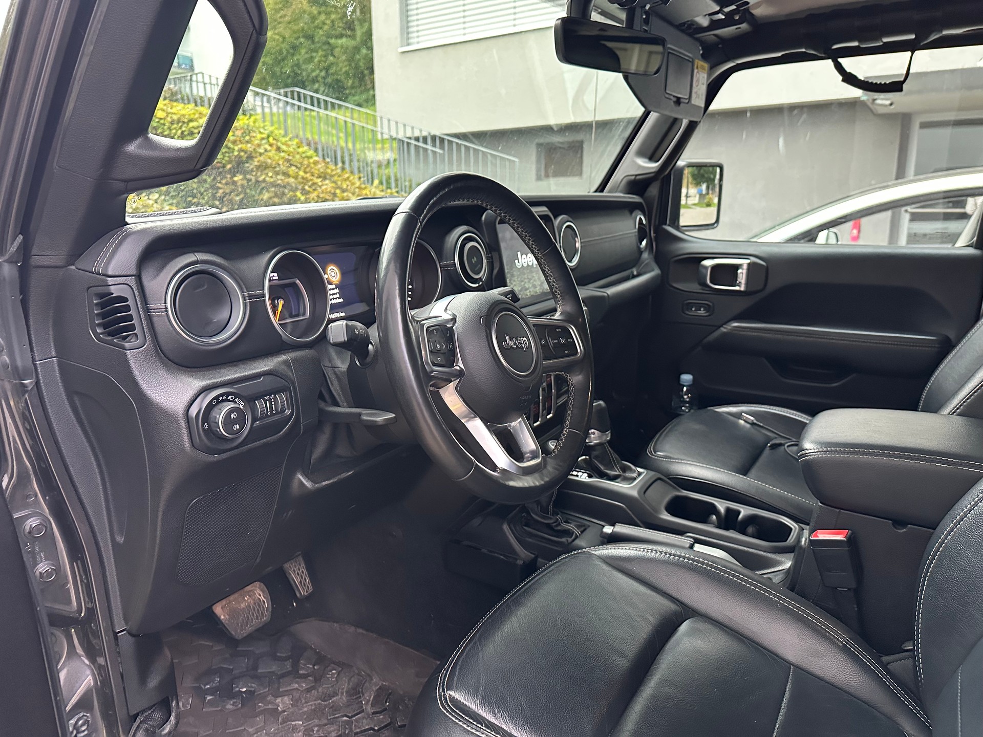 JEEP 2.0 Turbo Sahara Unlimited-image-2