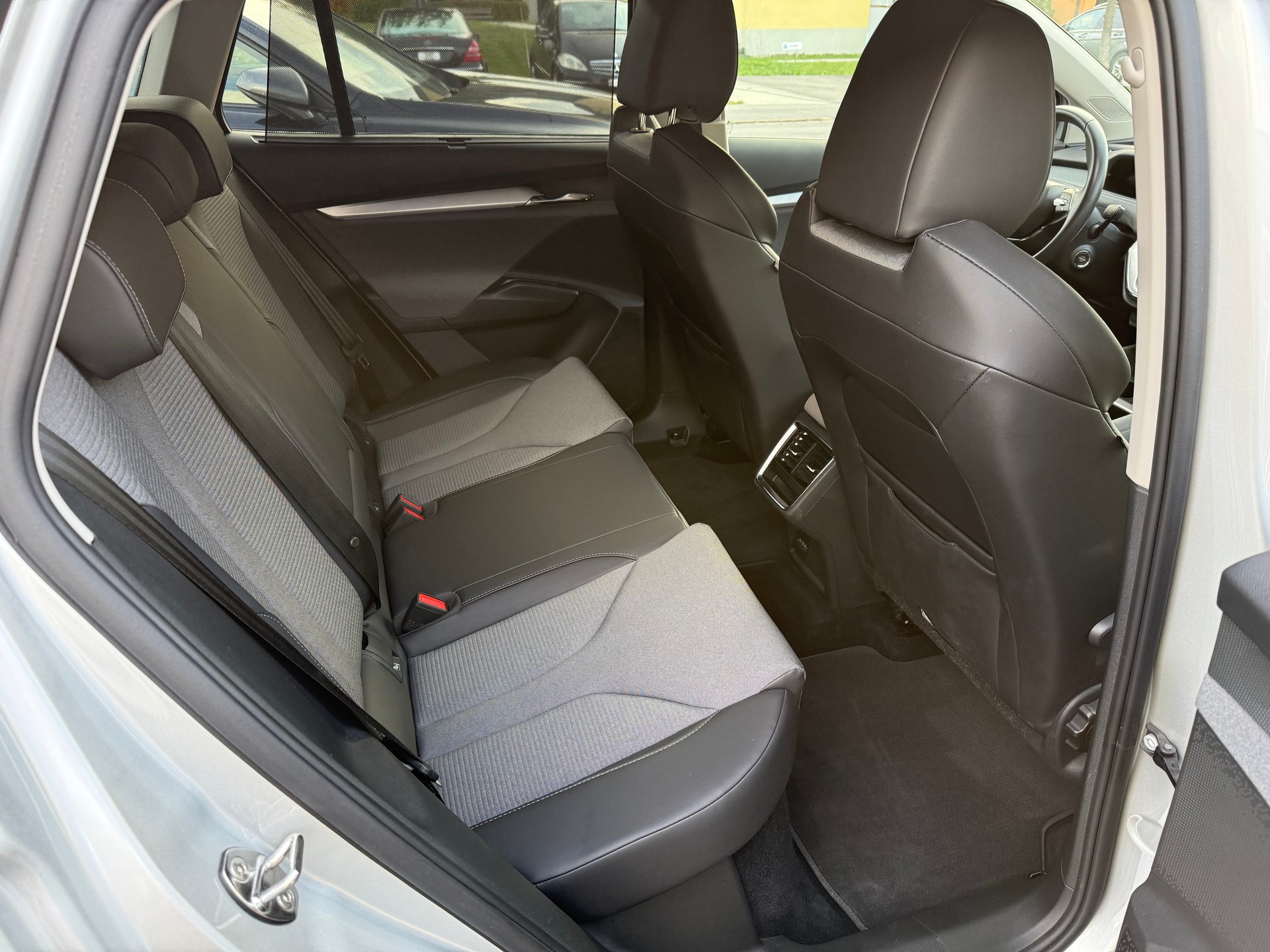 SKODA Enyaq iV 80-image-16