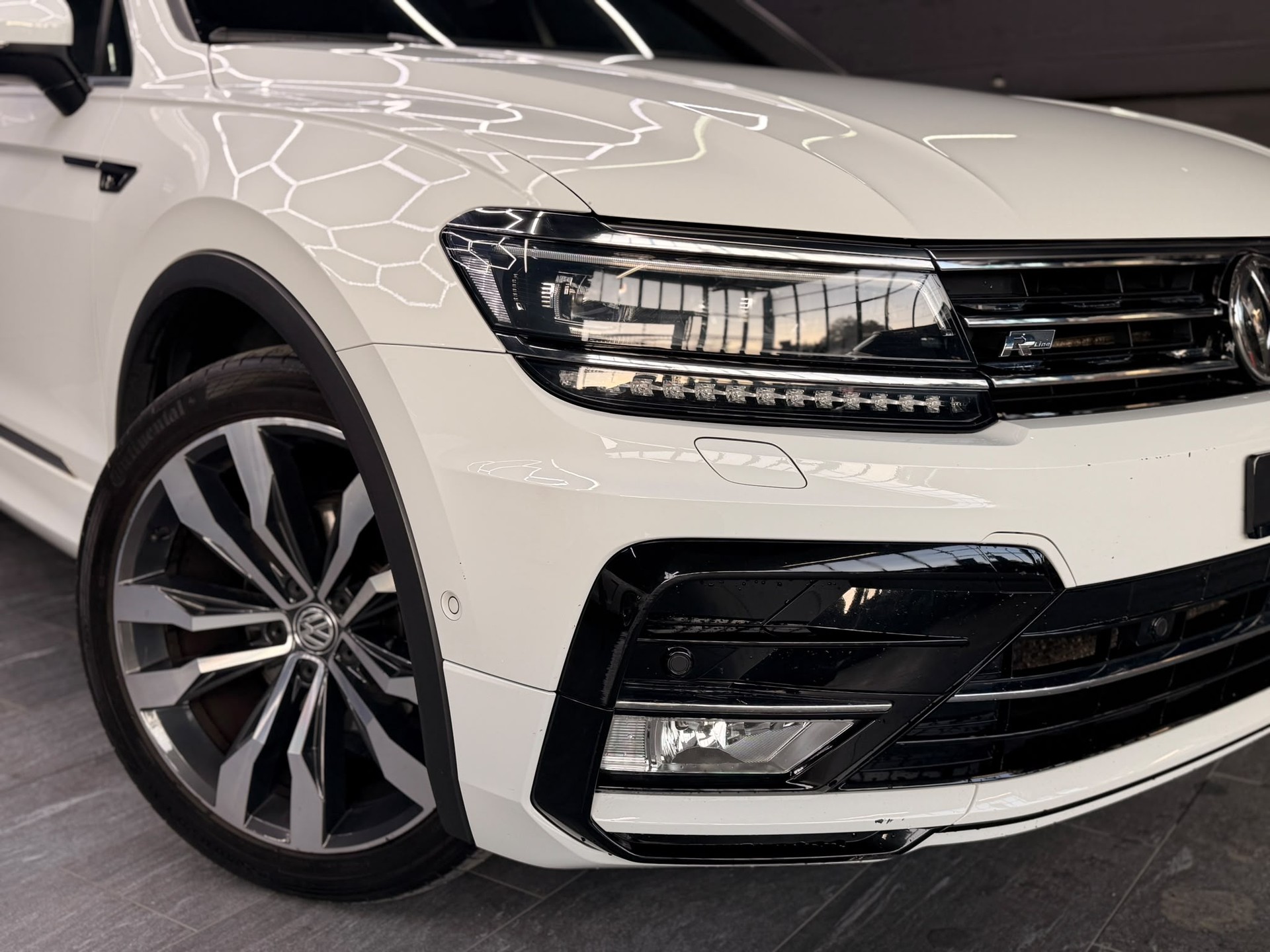 VW Tiguan 2.0 TDI R-Line 4Motion DSG-image-3