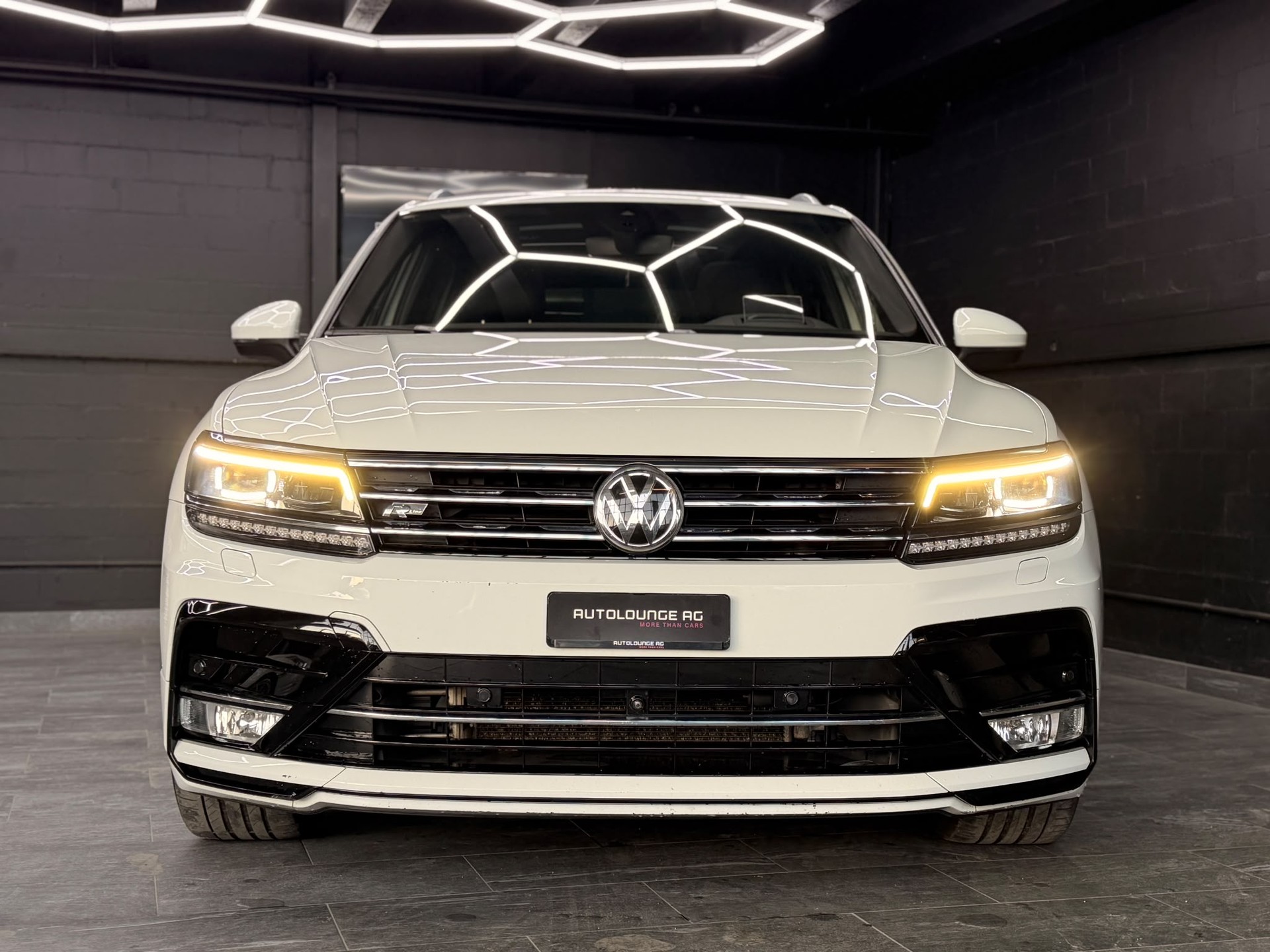 VW Tiguan 2.0 TDI R-Line 4Motion DSG-image-2