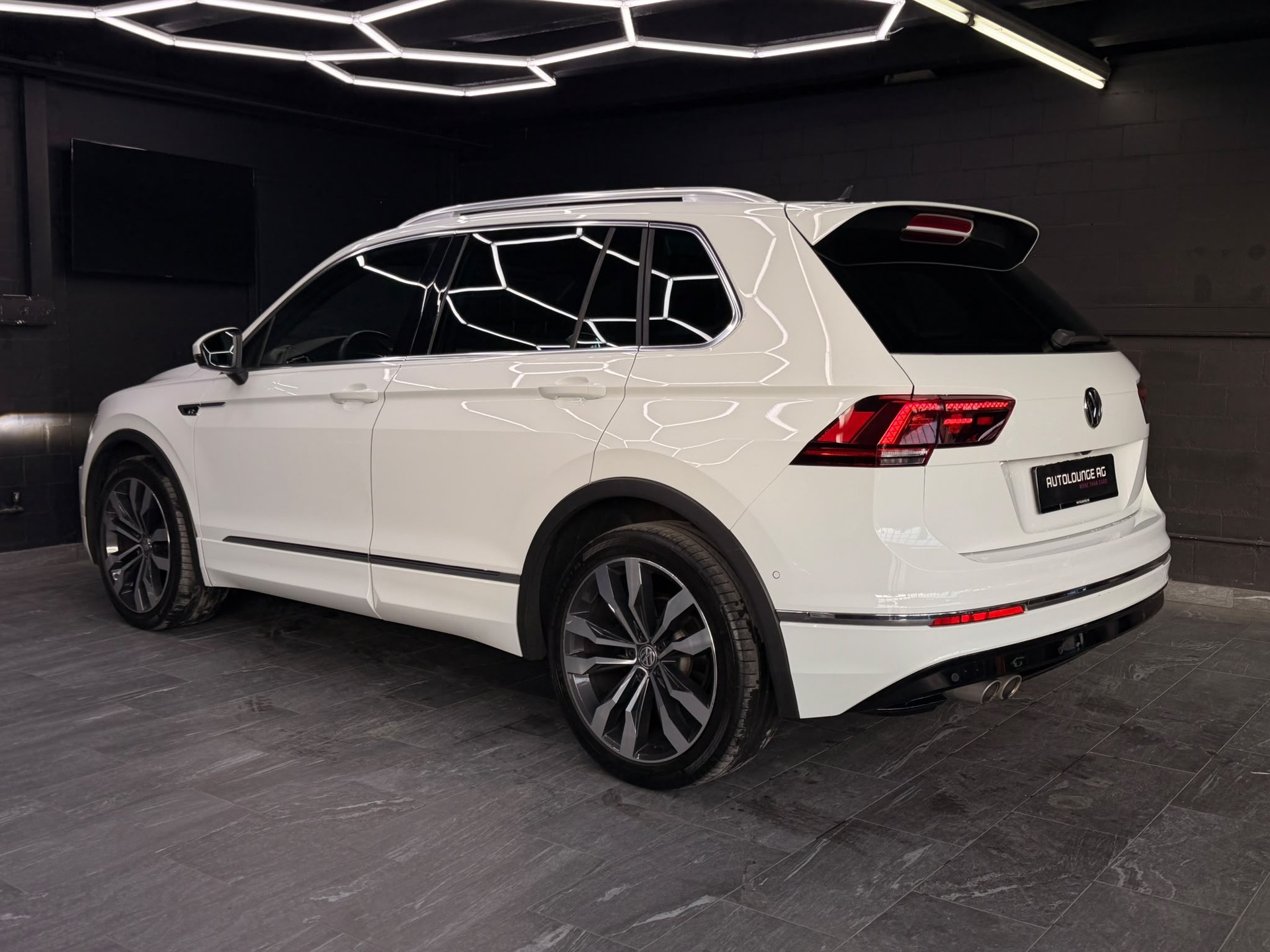 VW Tiguan 2.0 TDI R-Line 4Motion DSG-image-6