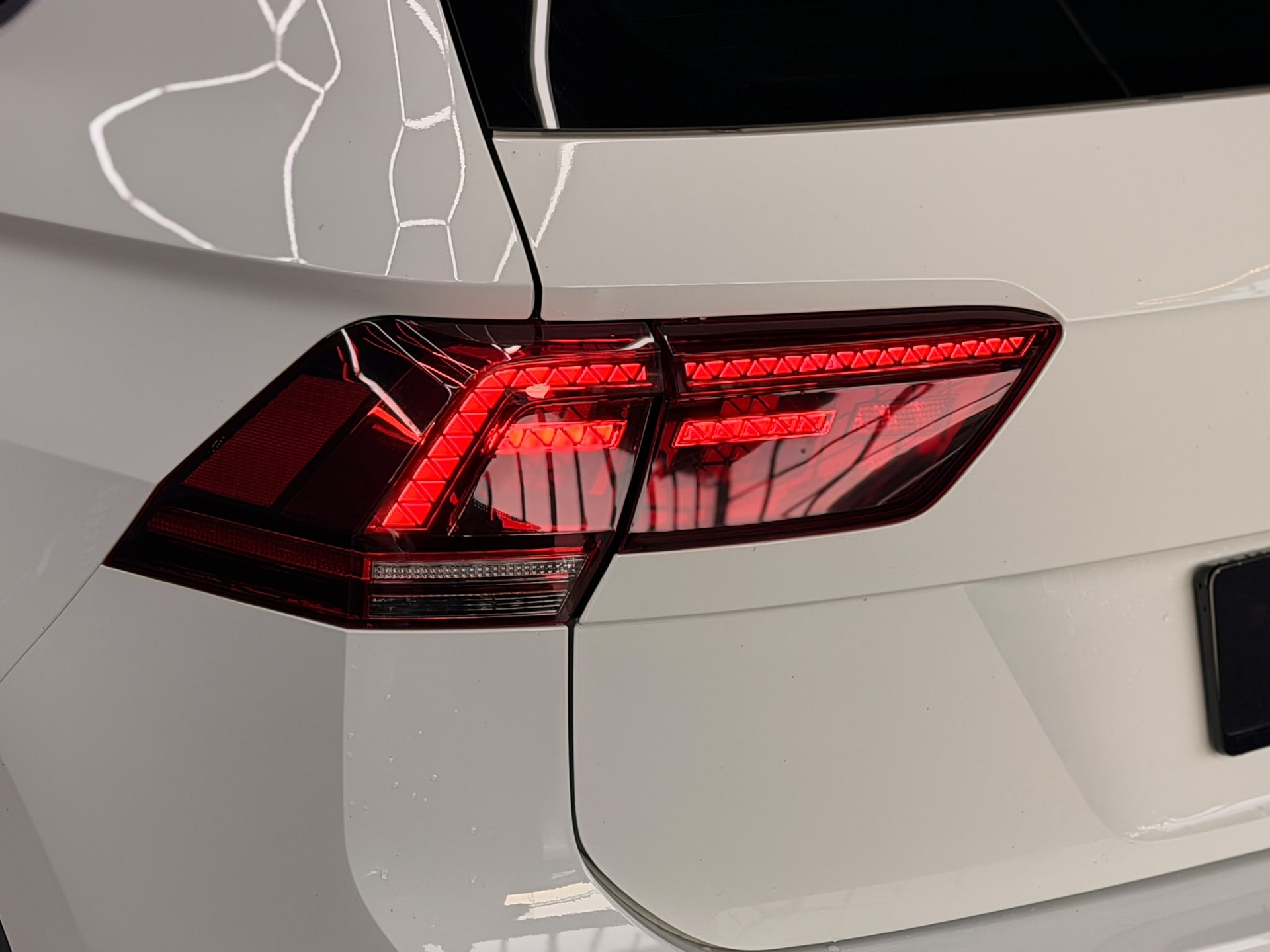 VW Tiguan 2.0 TDI R-Line 4Motion DSG-image-7