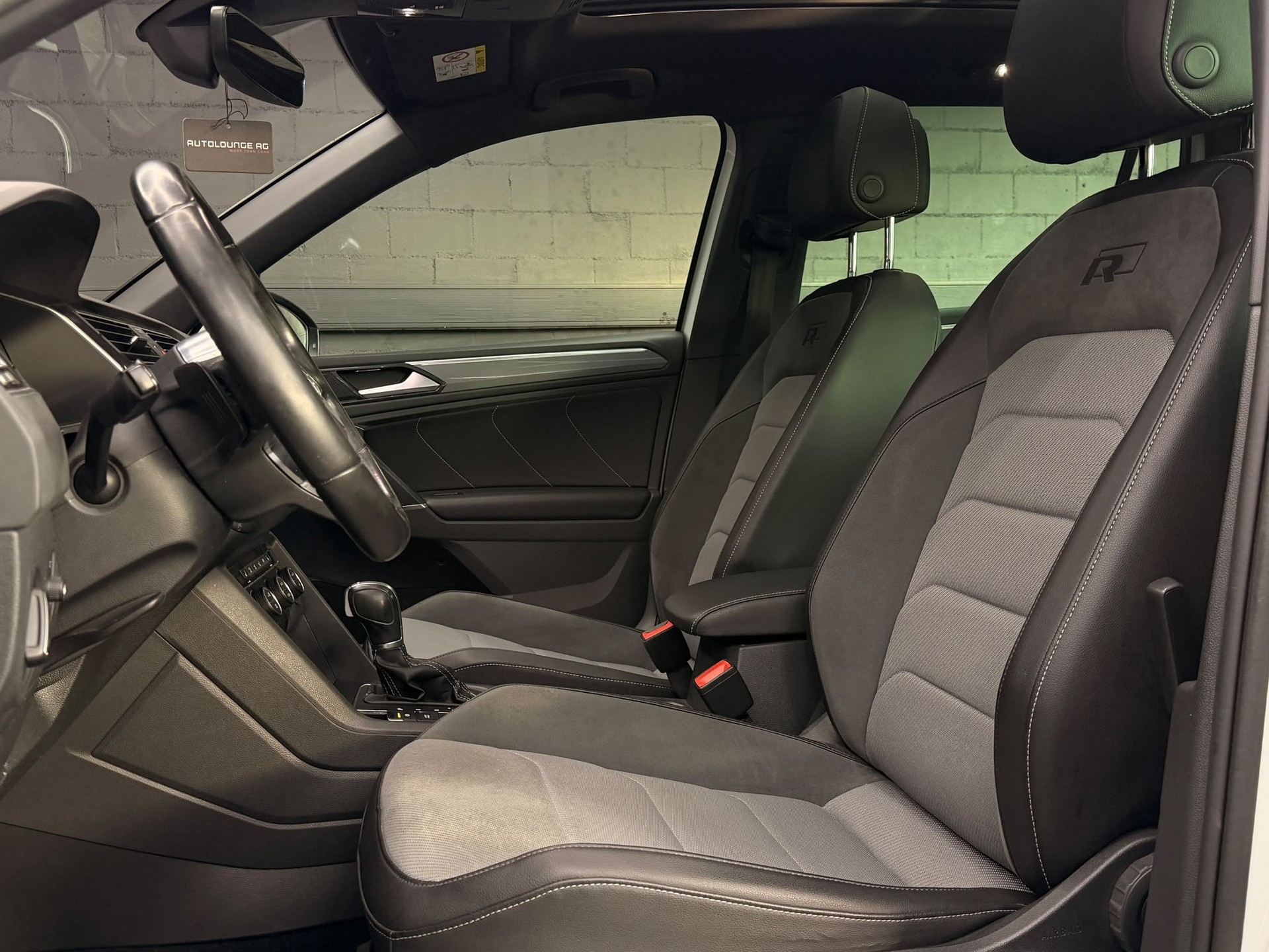VW Tiguan 2.0 TDI R-Line 4Motion DSG-image-16