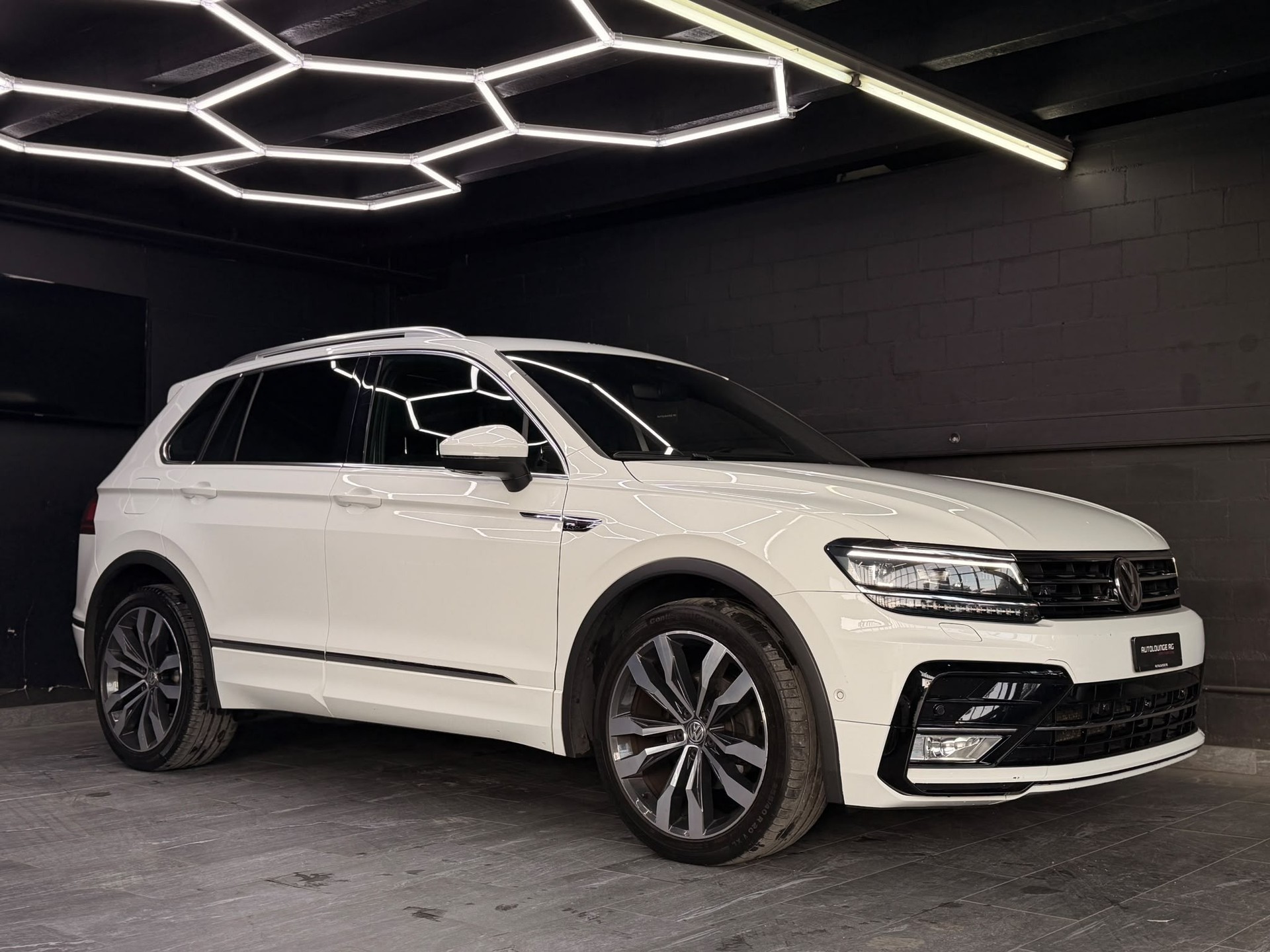 VW Tiguan 2.0 TDI R-Line 4Motion DSG-image-4