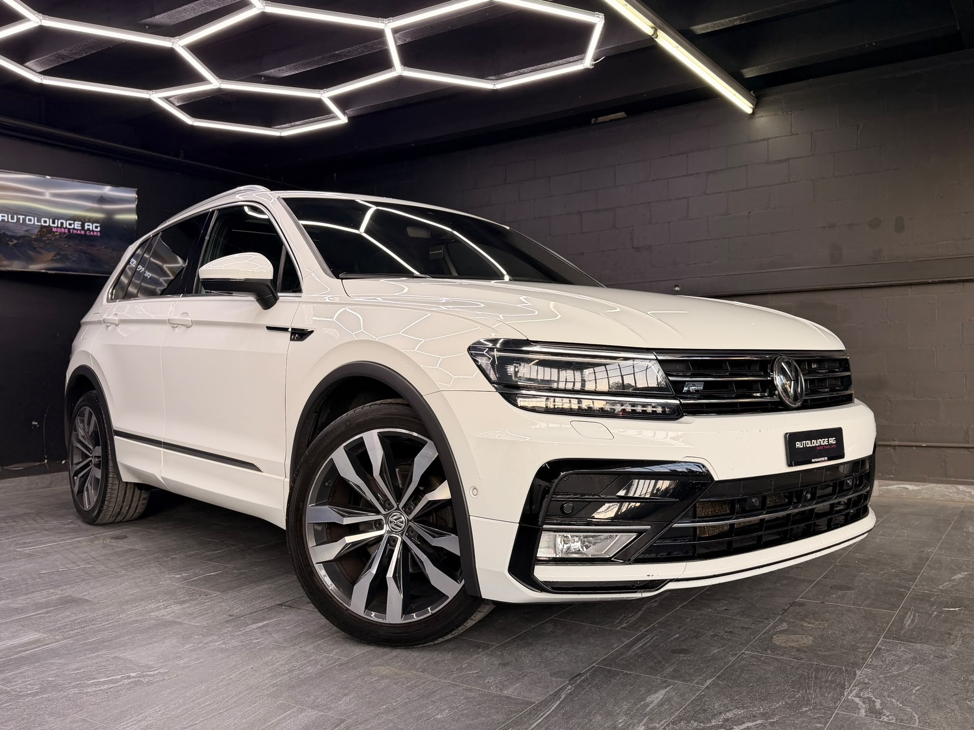VW Tiguan 2.0 TDI R-Line 4Motion DSG-image-0