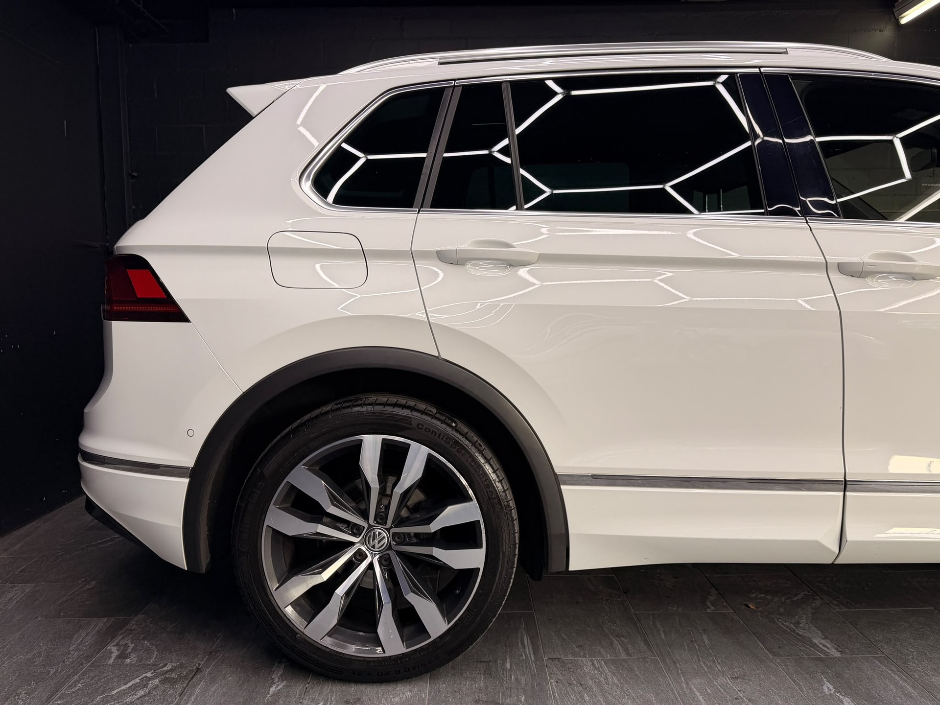 VW Tiguan 2.0 TDI R-Line 4Motion DSG-image-8