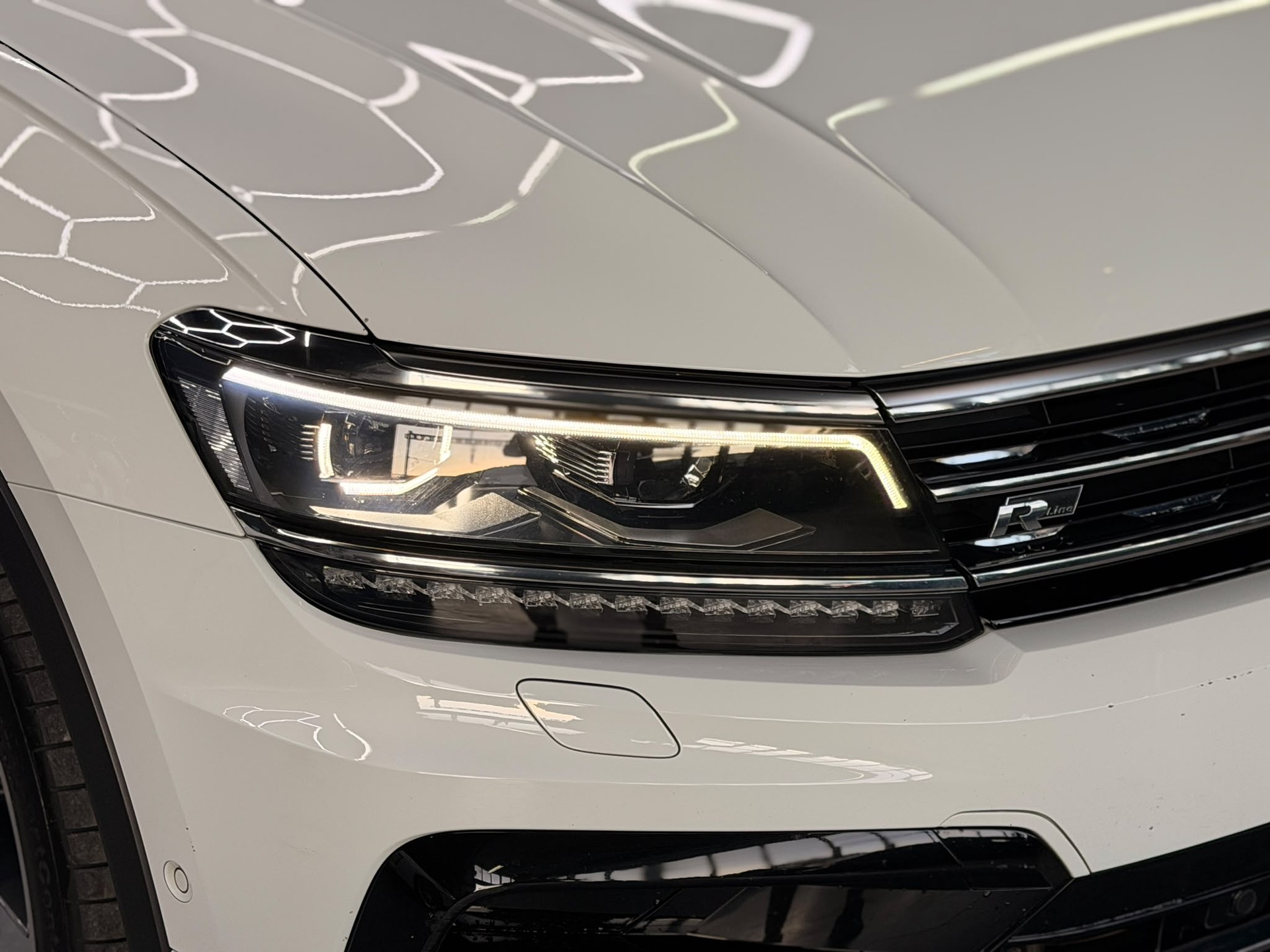VW Tiguan 2.0 TDI R-Line 4Motion DSG-image-1