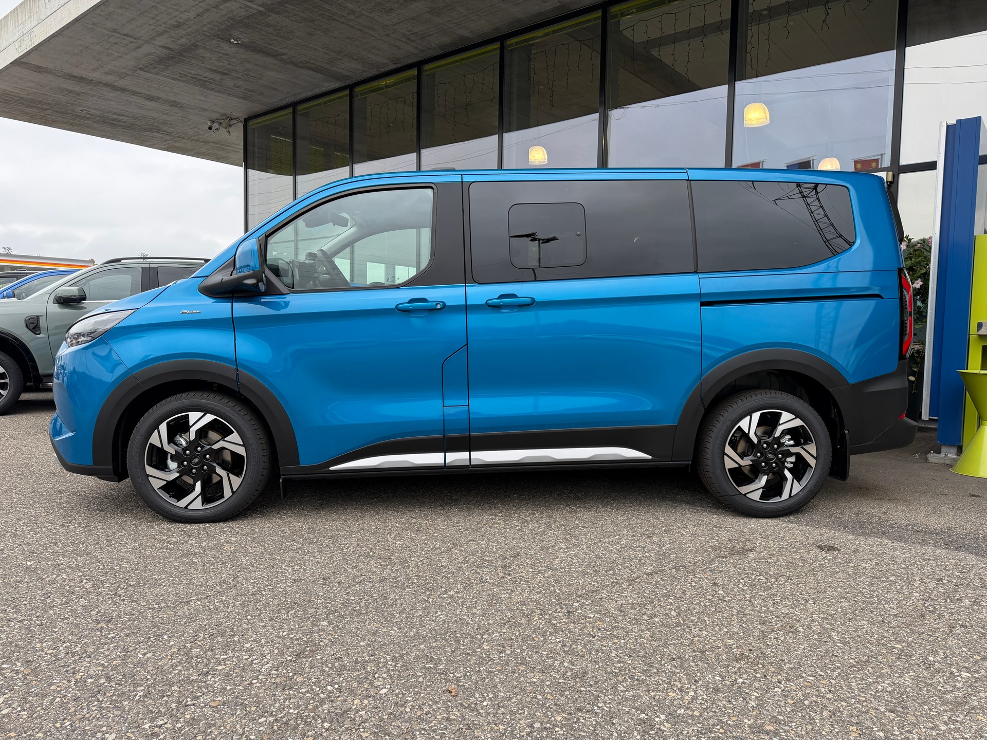 FORD Tourneo Bus 340 L1H1 PHEV Active-image-2