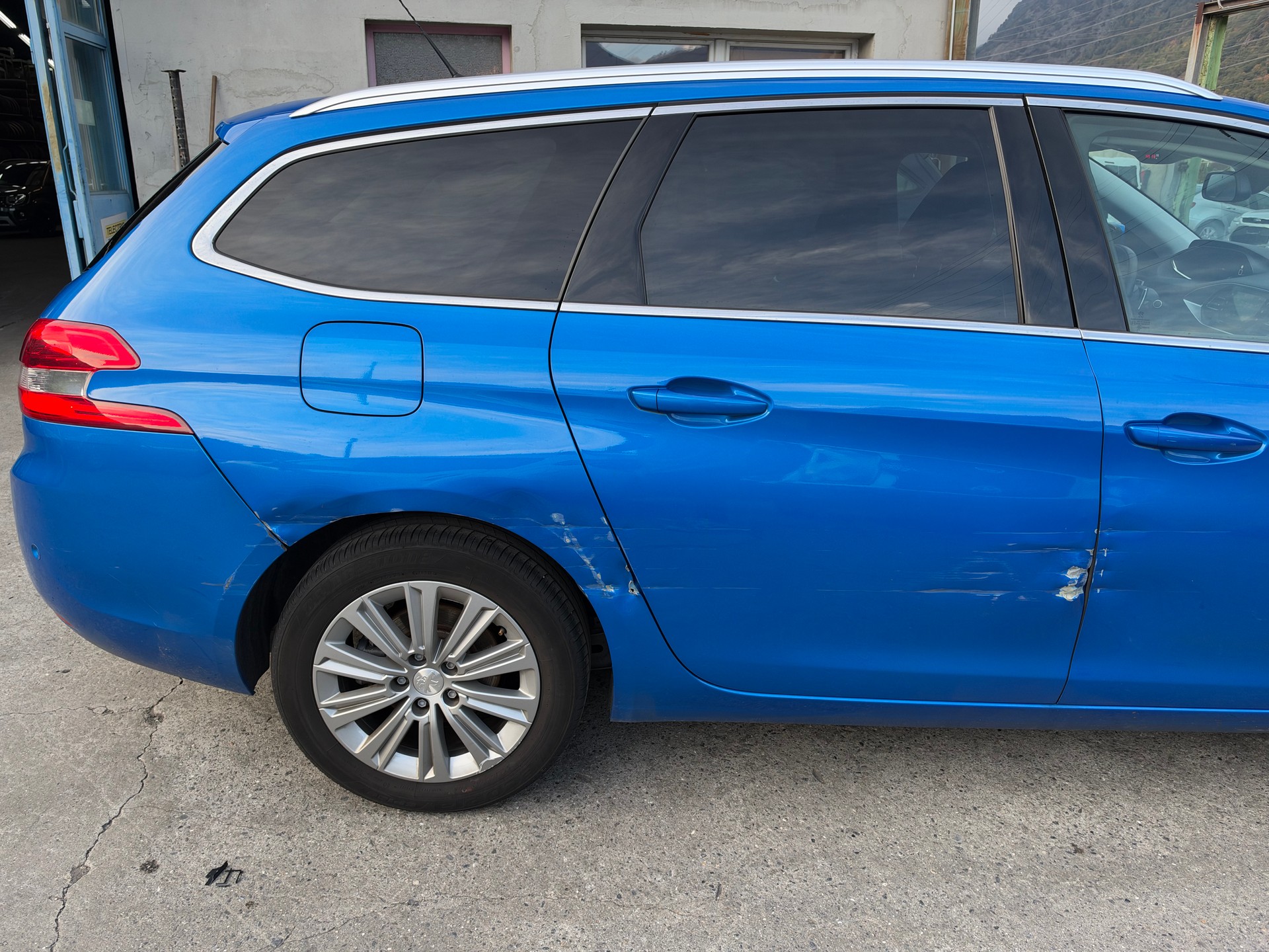 PEUGEOT 308 SW 1.2 Pure Tech Allure EAT8-image-6